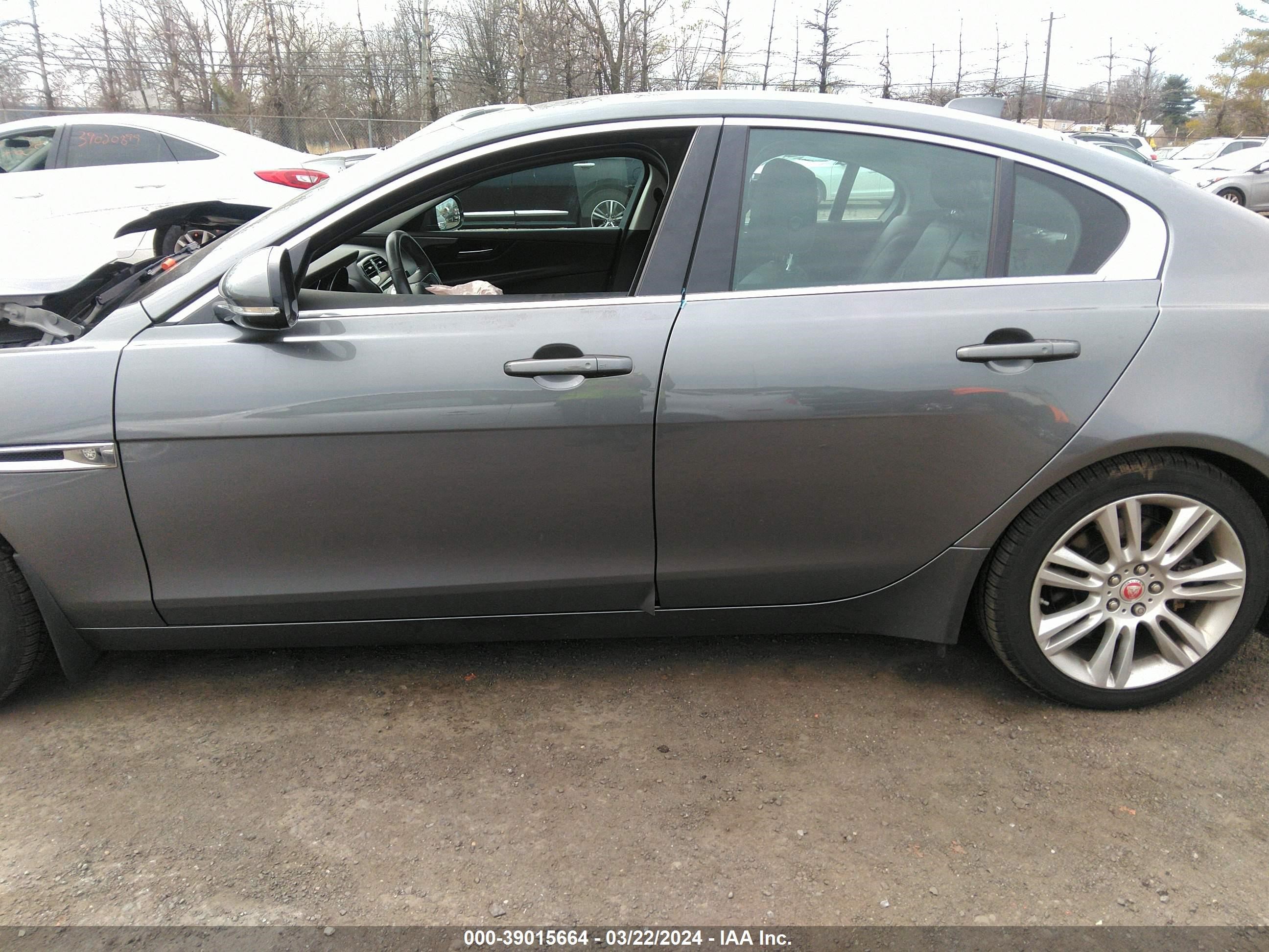 Photo 13 VIN: SAJAK4FX5KCP50636 - JAGUAR XE 