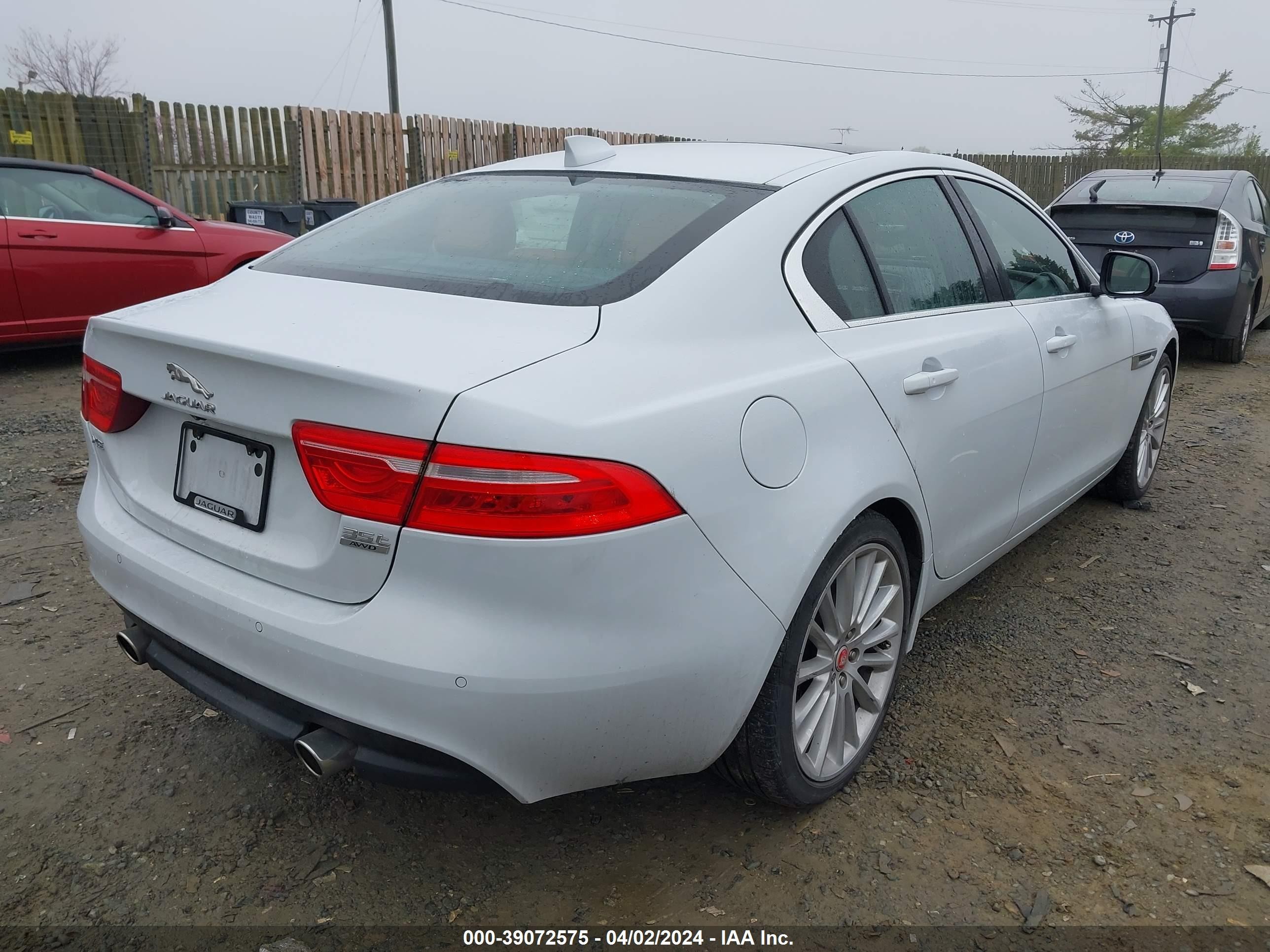 Photo 3 VIN: SAJAN4EV8JCP17717 - JAGUAR XE 