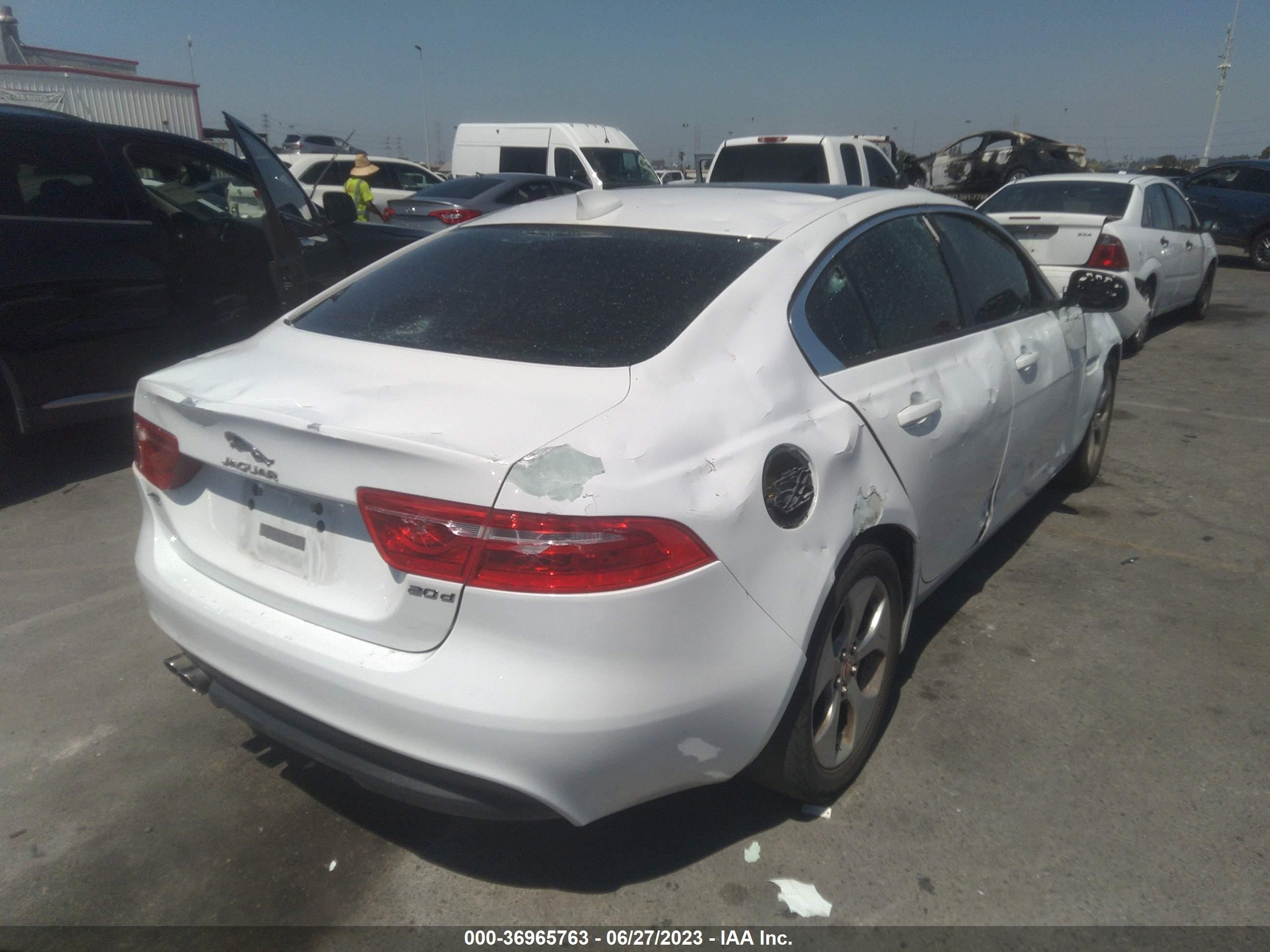 Photo 3 VIN: SAJAR4BN1HA970893 - JAGUAR XE 