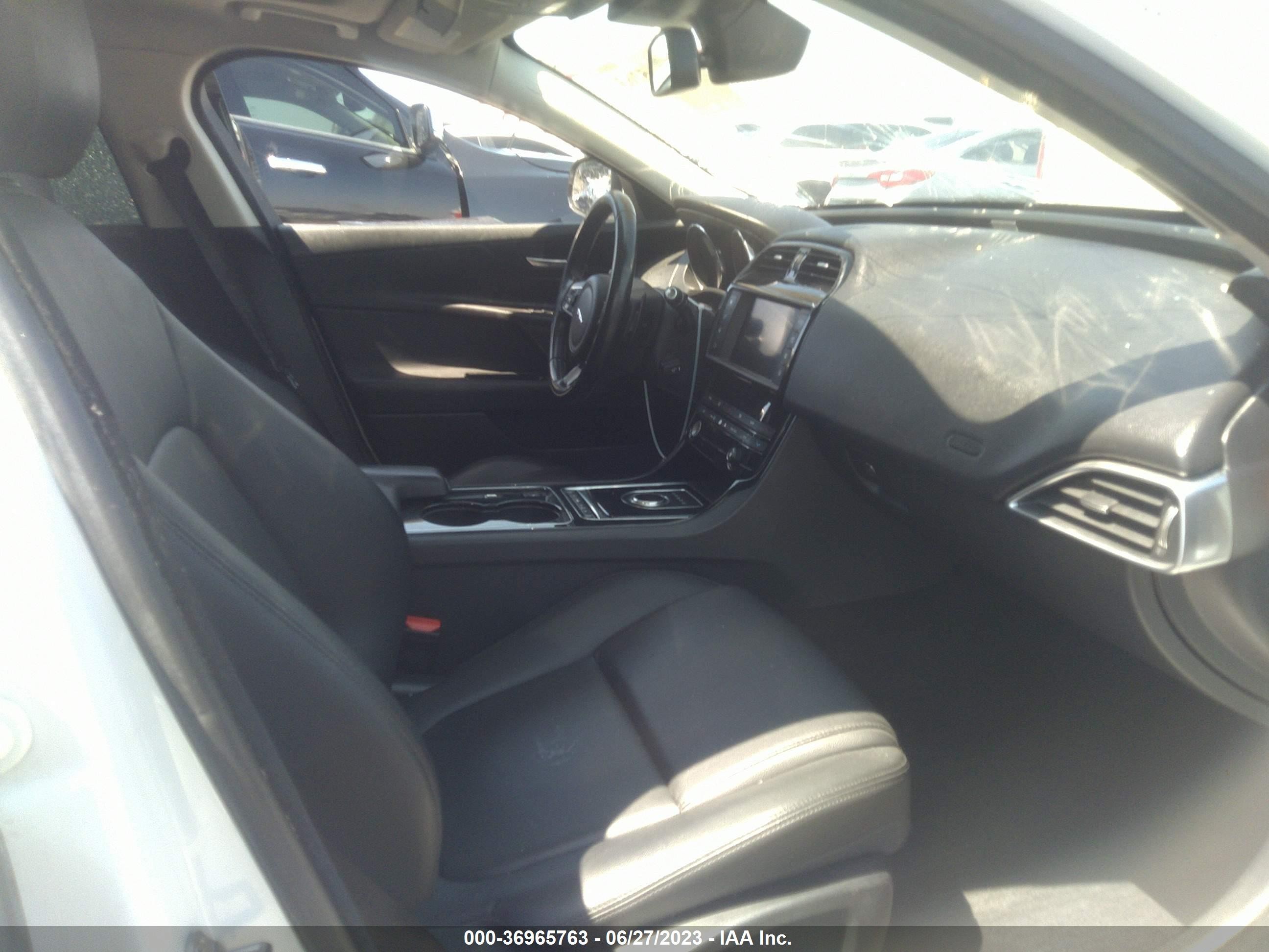 Photo 4 VIN: SAJAR4BN1HA970893 - JAGUAR XE 