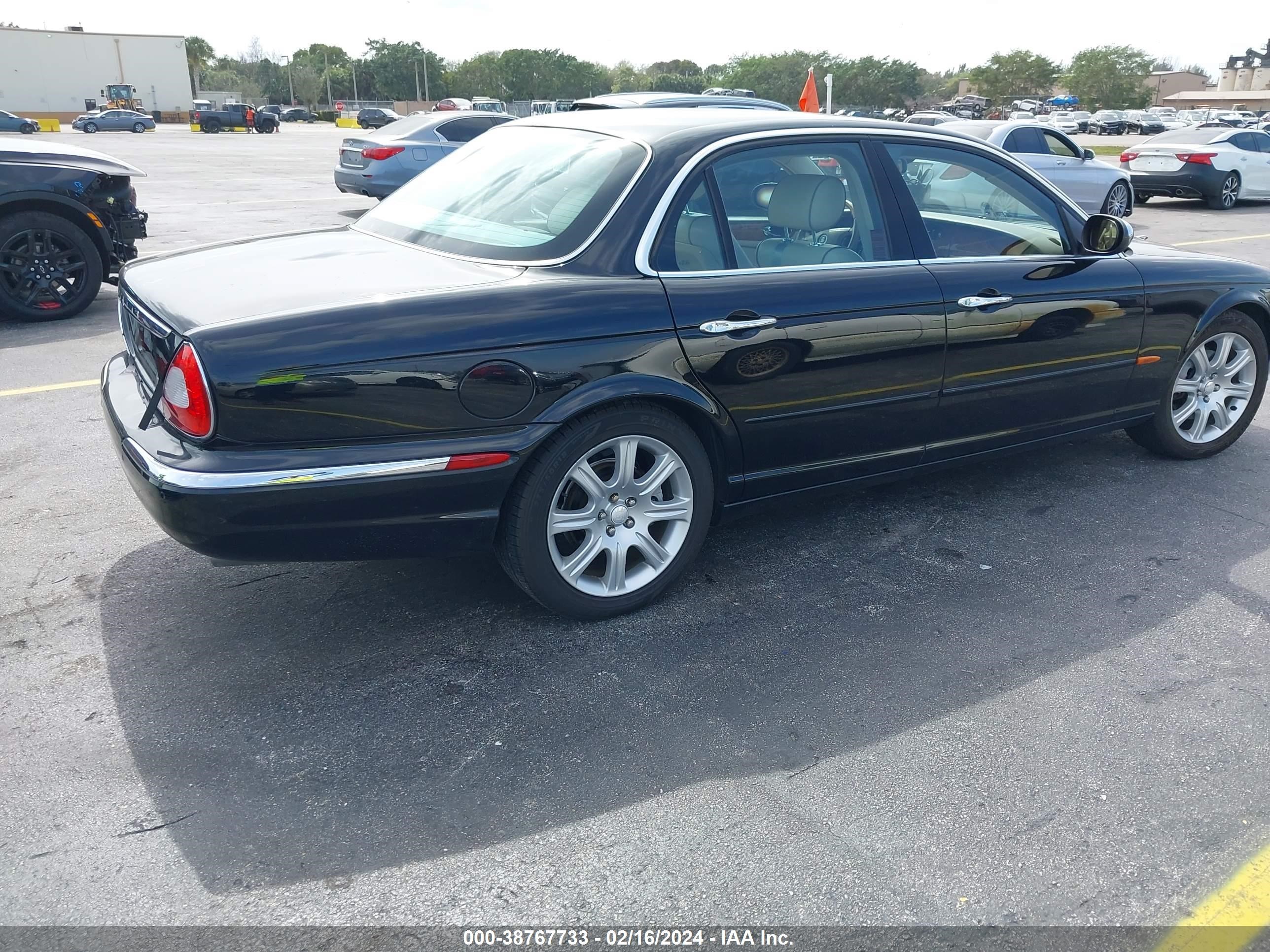 Photo 3 VIN: SAJEA74C74SG04630 - JAGUAR XJ 