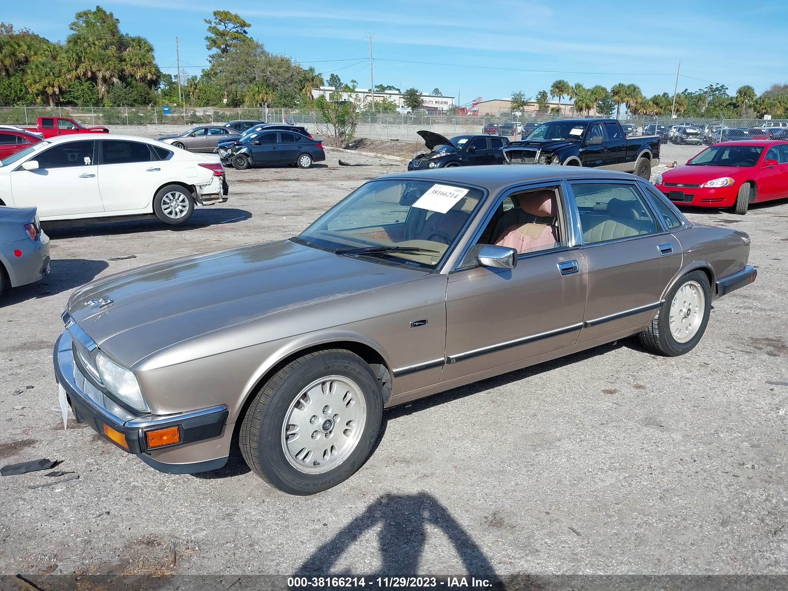 Photo 1 VIN: SAJHX1742RC692837 - JAGUAR XJ 