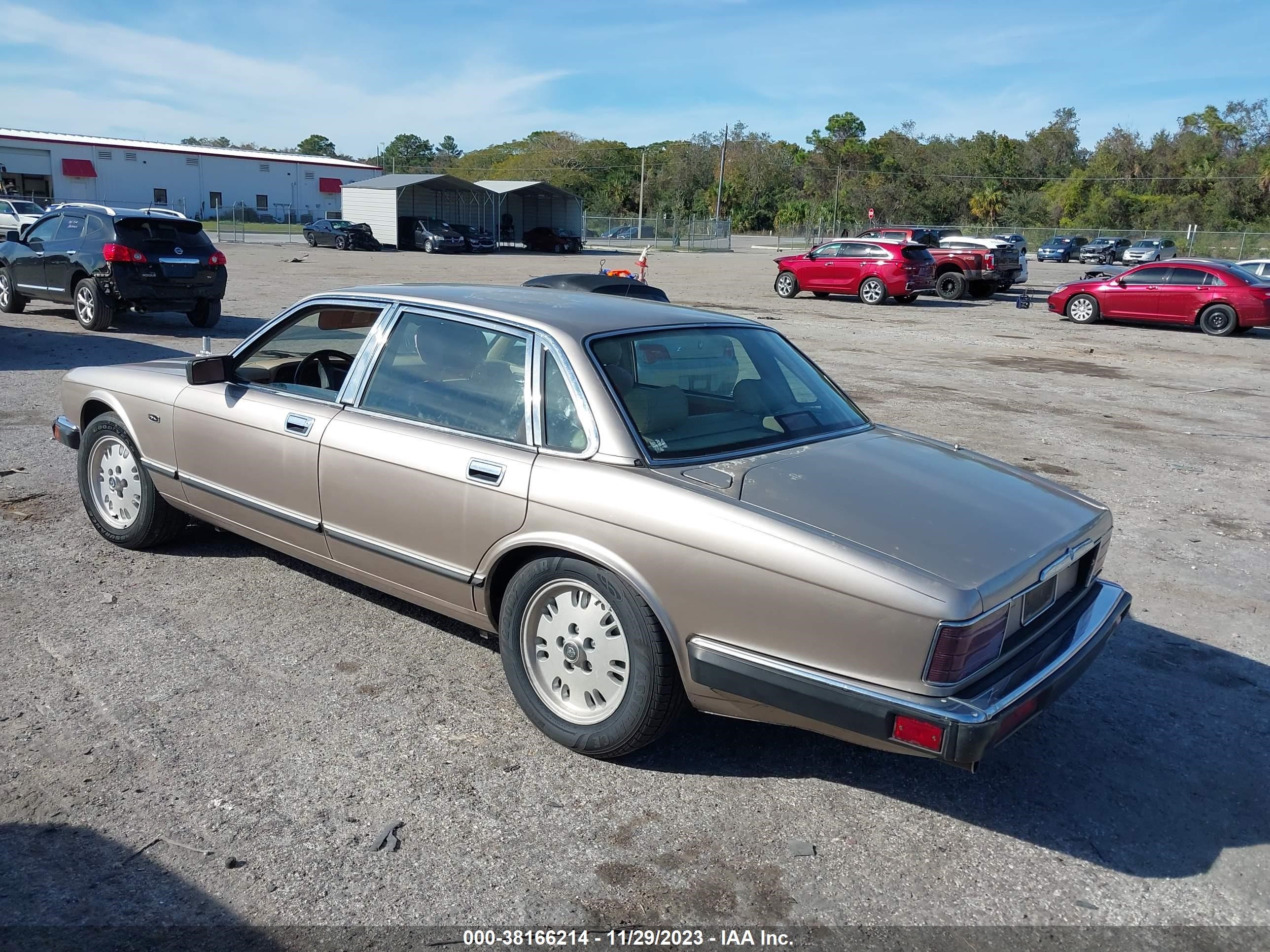 Photo 2 VIN: SAJHX1742RC692837 - JAGUAR XJ 