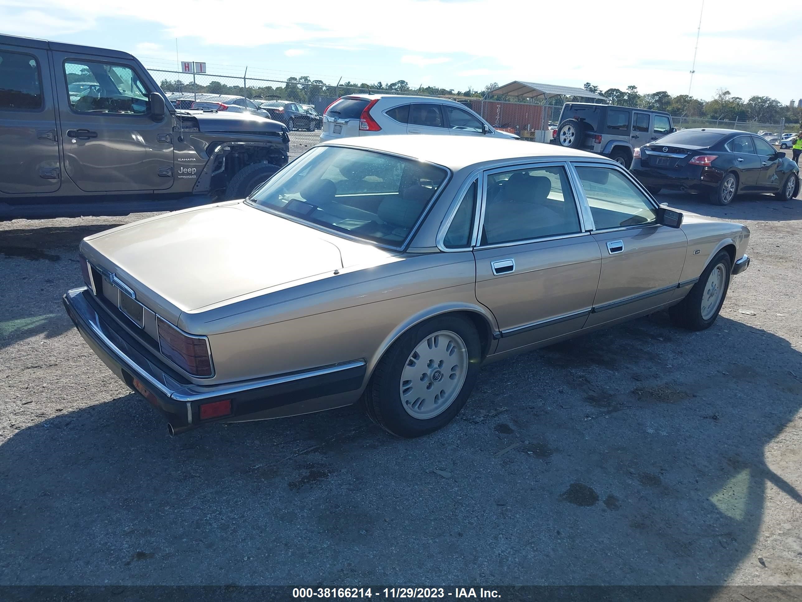 Photo 3 VIN: SAJHX1742RC692837 - JAGUAR XJ 