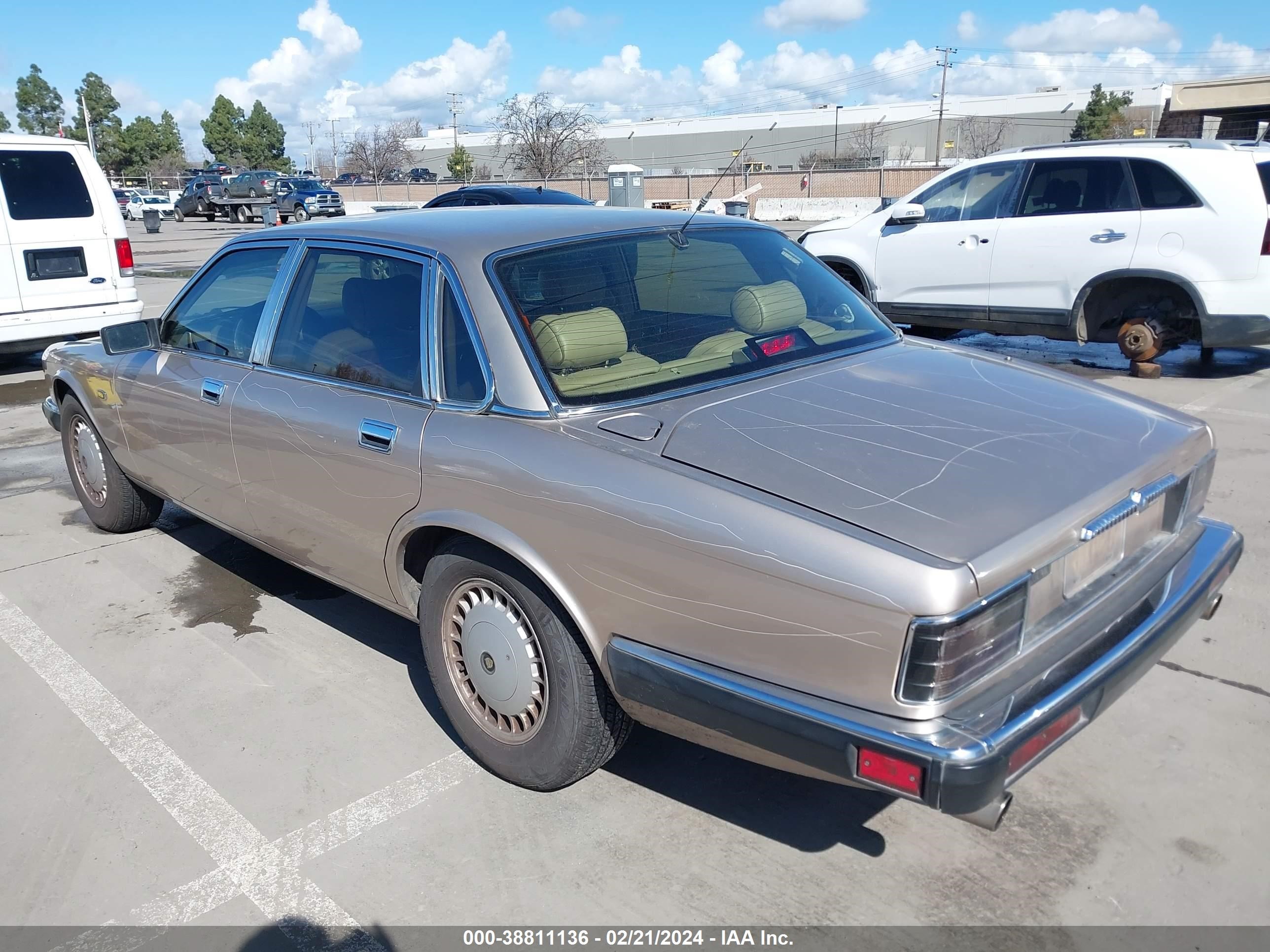 Photo 2 VIN: SAJKW1749PC670016 - JAGUAR XJ 