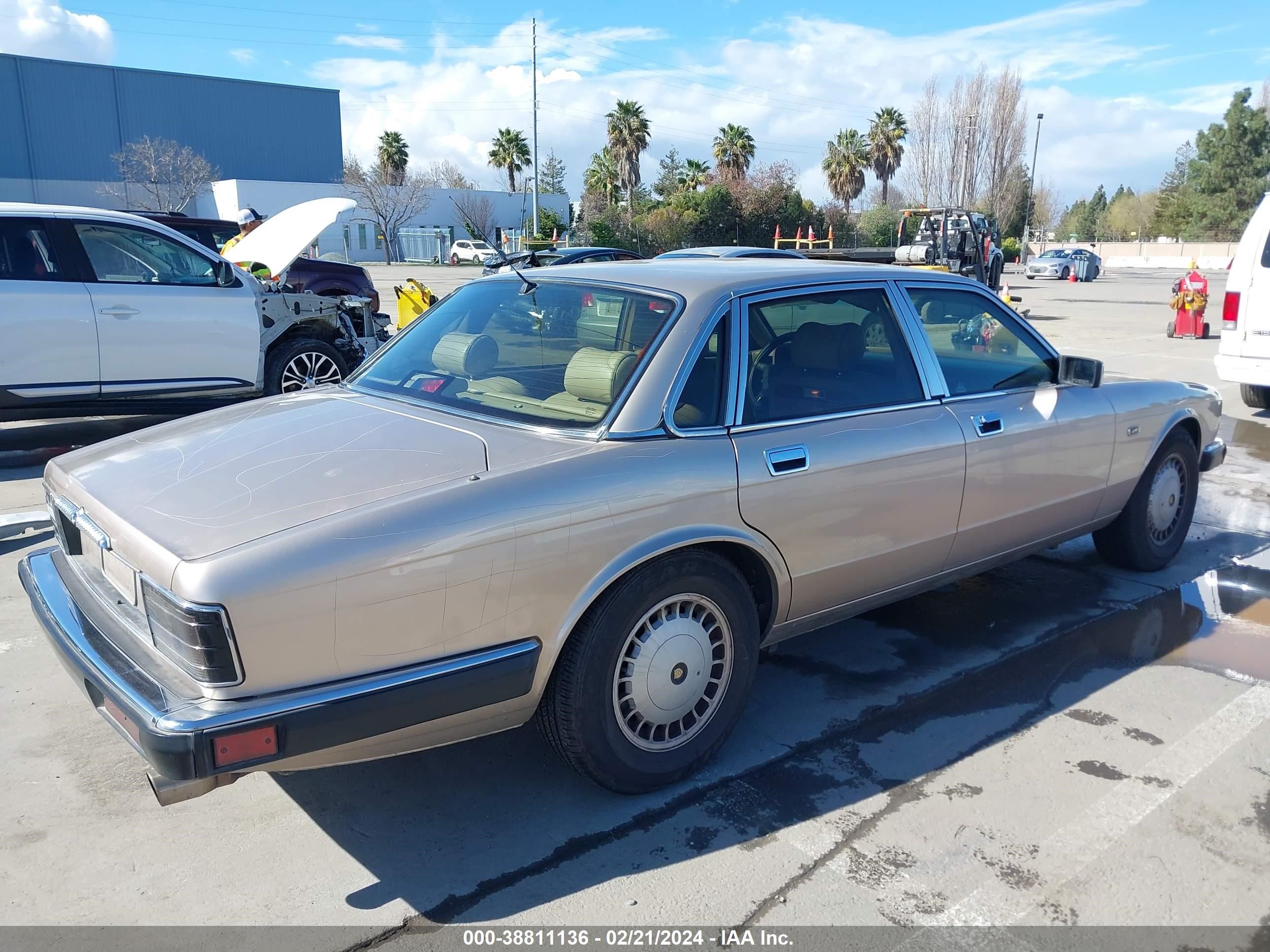 Photo 3 VIN: SAJKW1749PC670016 - JAGUAR XJ 