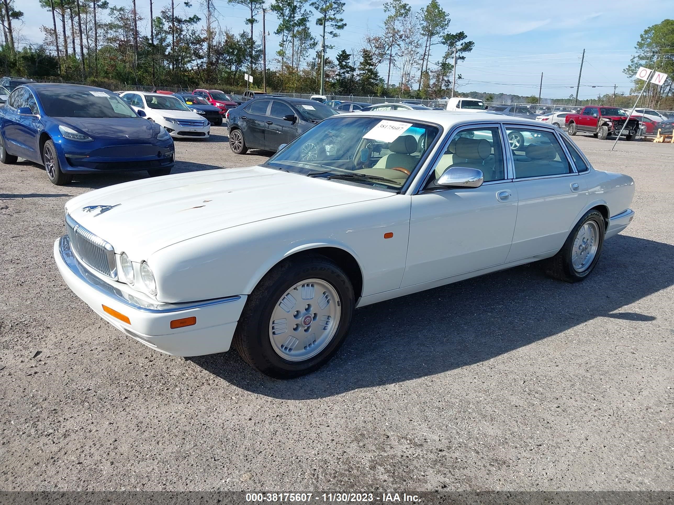 Photo 1 VIN: SAJKX1747SC743910 - JAGUAR XJ 