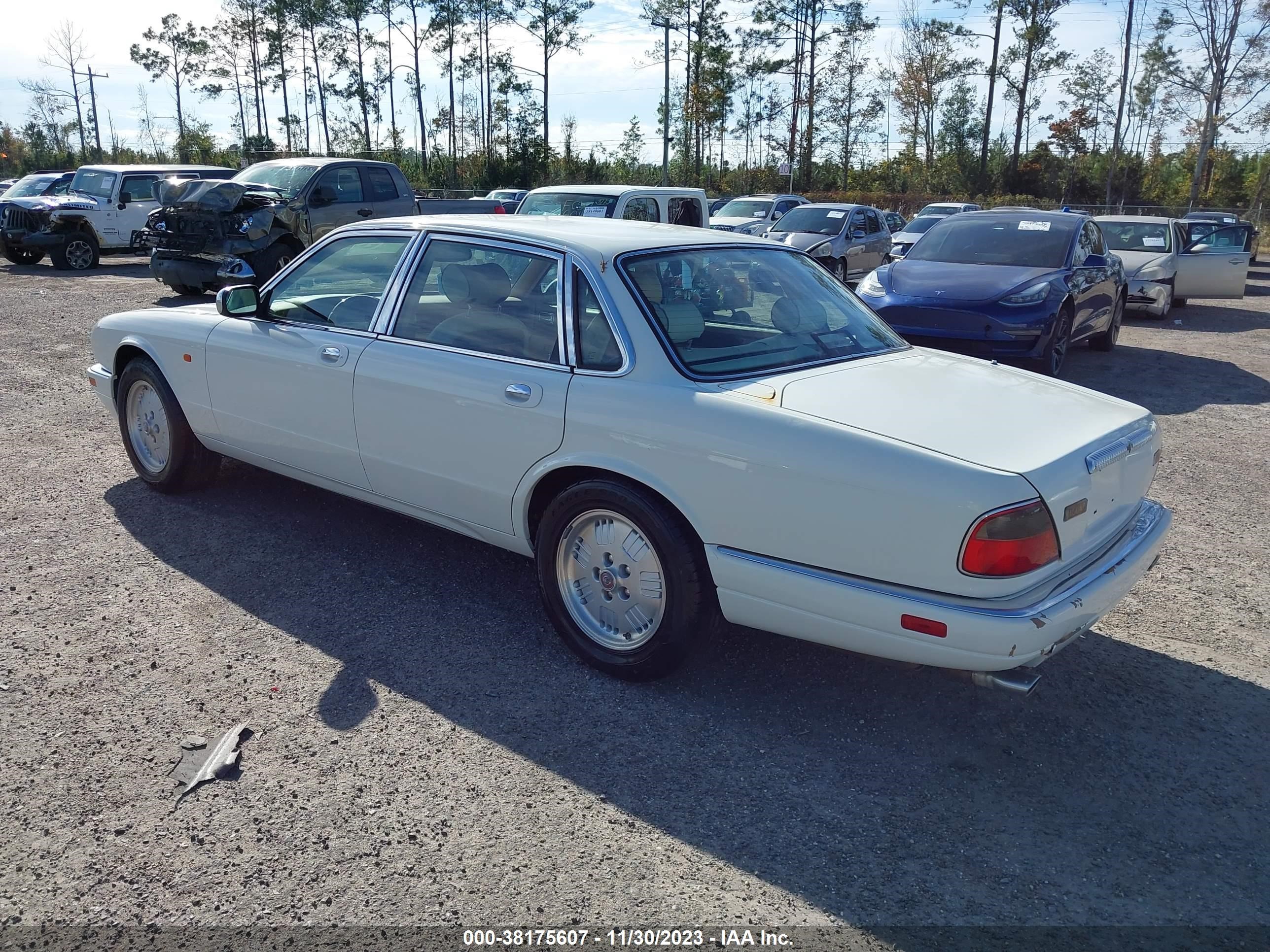 Photo 2 VIN: SAJKX1747SC743910 - JAGUAR XJ 