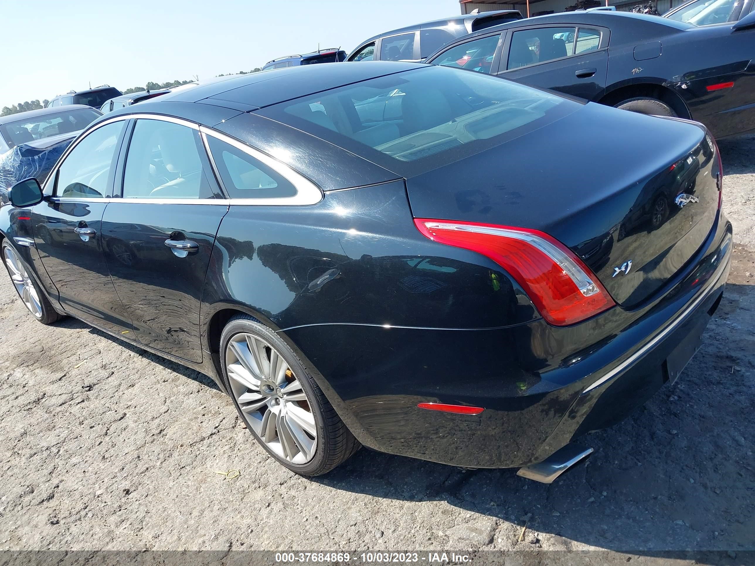 Photo 2 VIN: SAJWA1CB0BLV05209 - JAGUAR XJ 