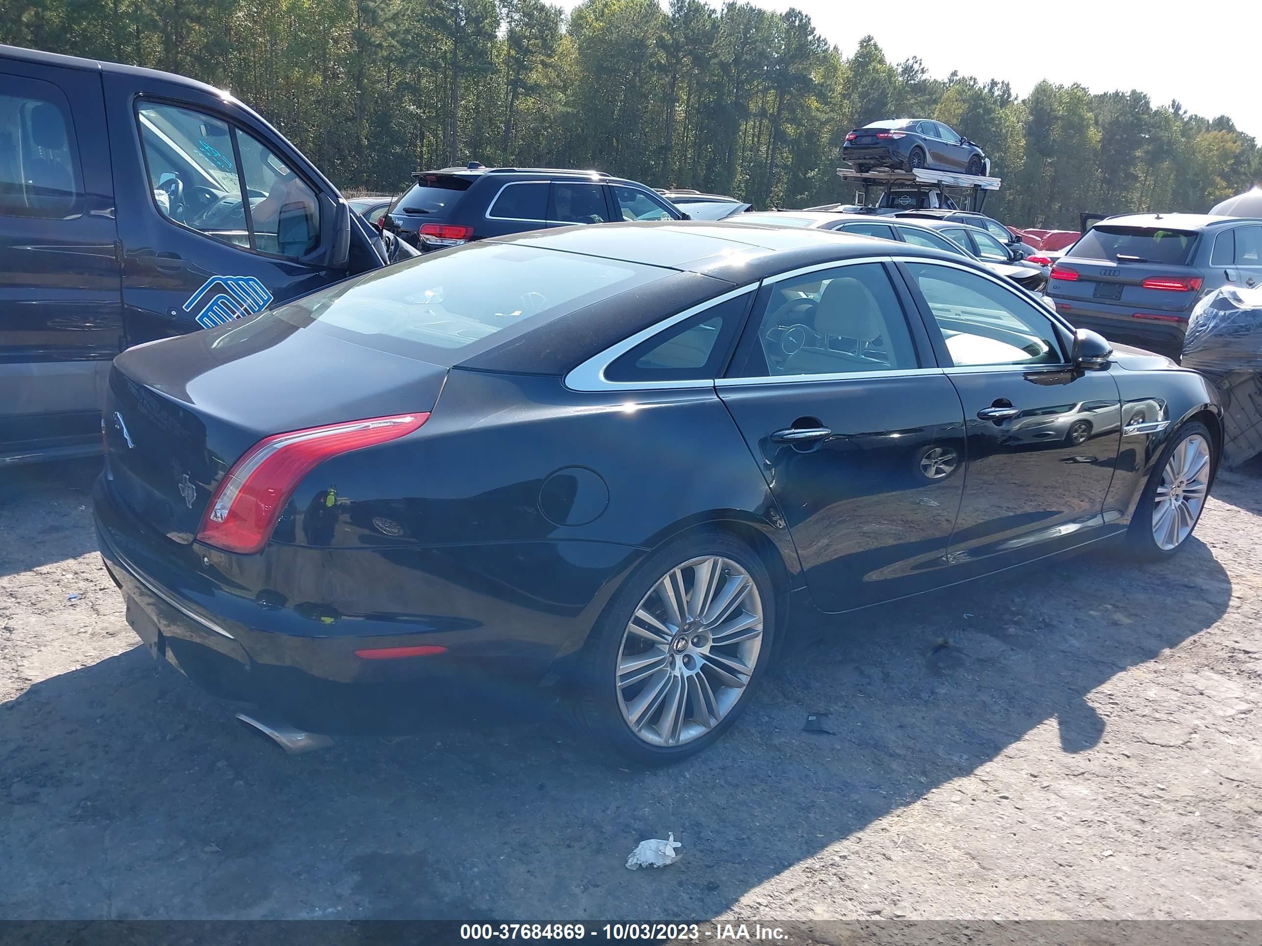 Photo 3 VIN: SAJWA1CB0BLV05209 - JAGUAR XJ 