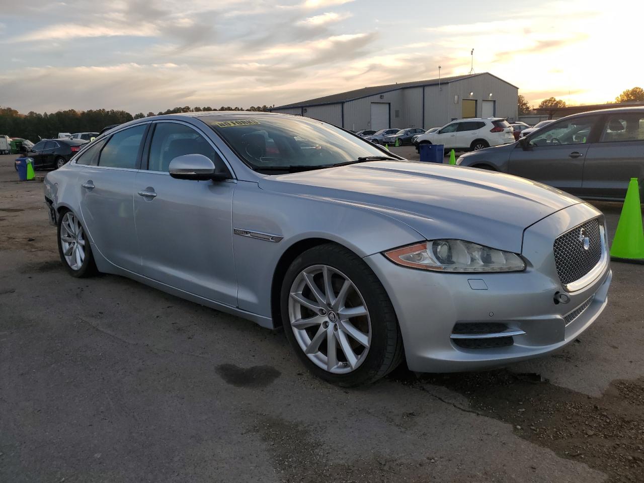 Photo 3 VIN: SAJWA1CB1BLV21760 - JAGUAR XJ 