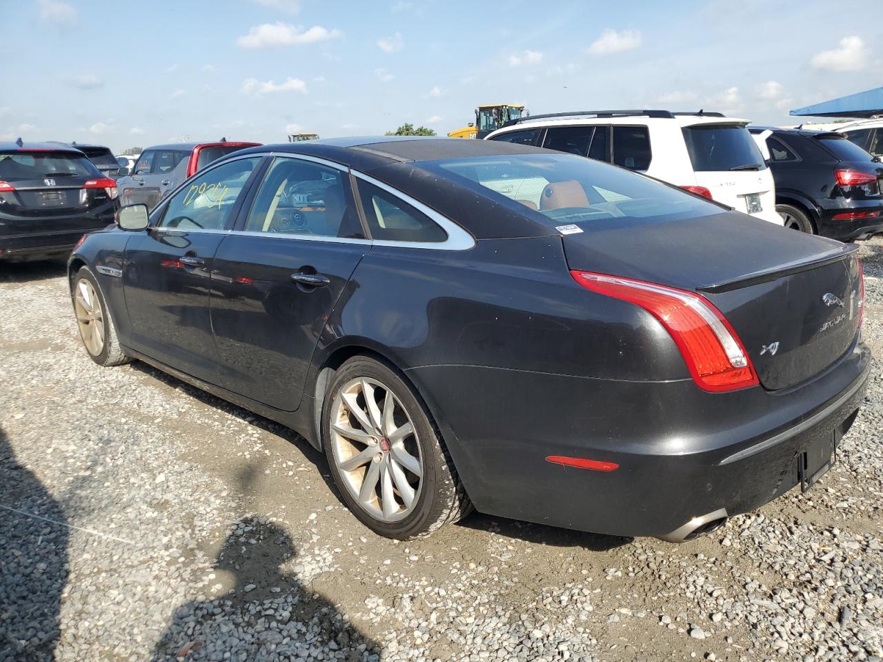 Photo 1 VIN: SAJWA1CB2CLV38665 - JAGUAR XJ 