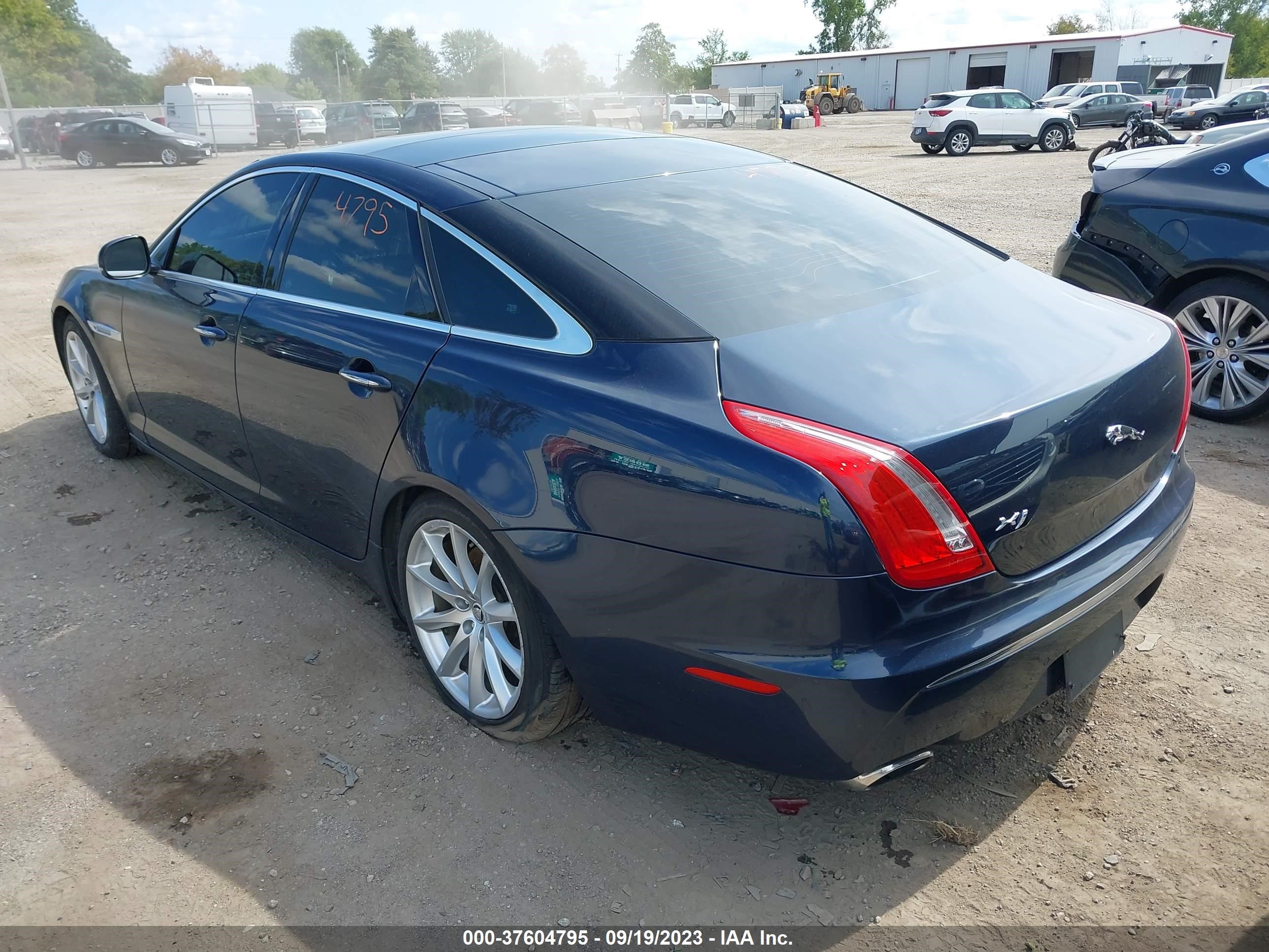 Photo 2 VIN: SAJWA1CBXBLV17190 - JAGUAR XJ 