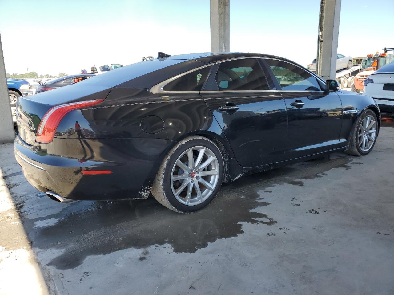 Photo 2 VIN: SAJWA1CZ4F8V76189 - JAGUAR XJ 