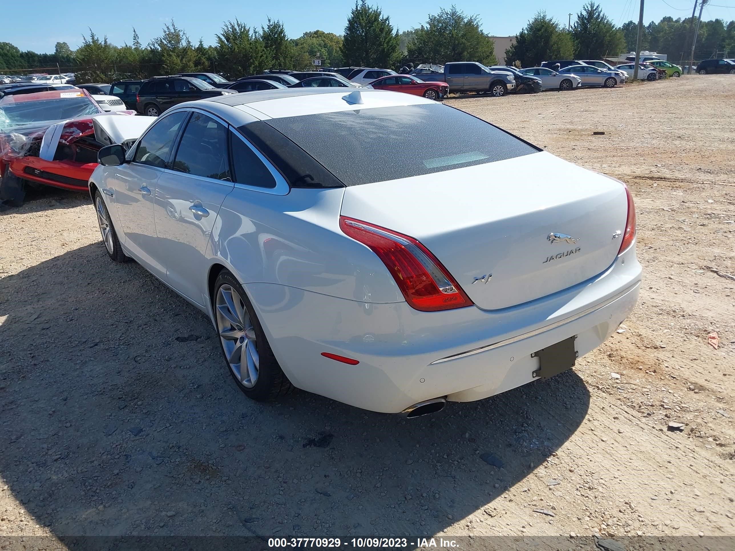 Photo 2 VIN: SAJWA1CZ9F8V82621 - JAGUAR XJ 