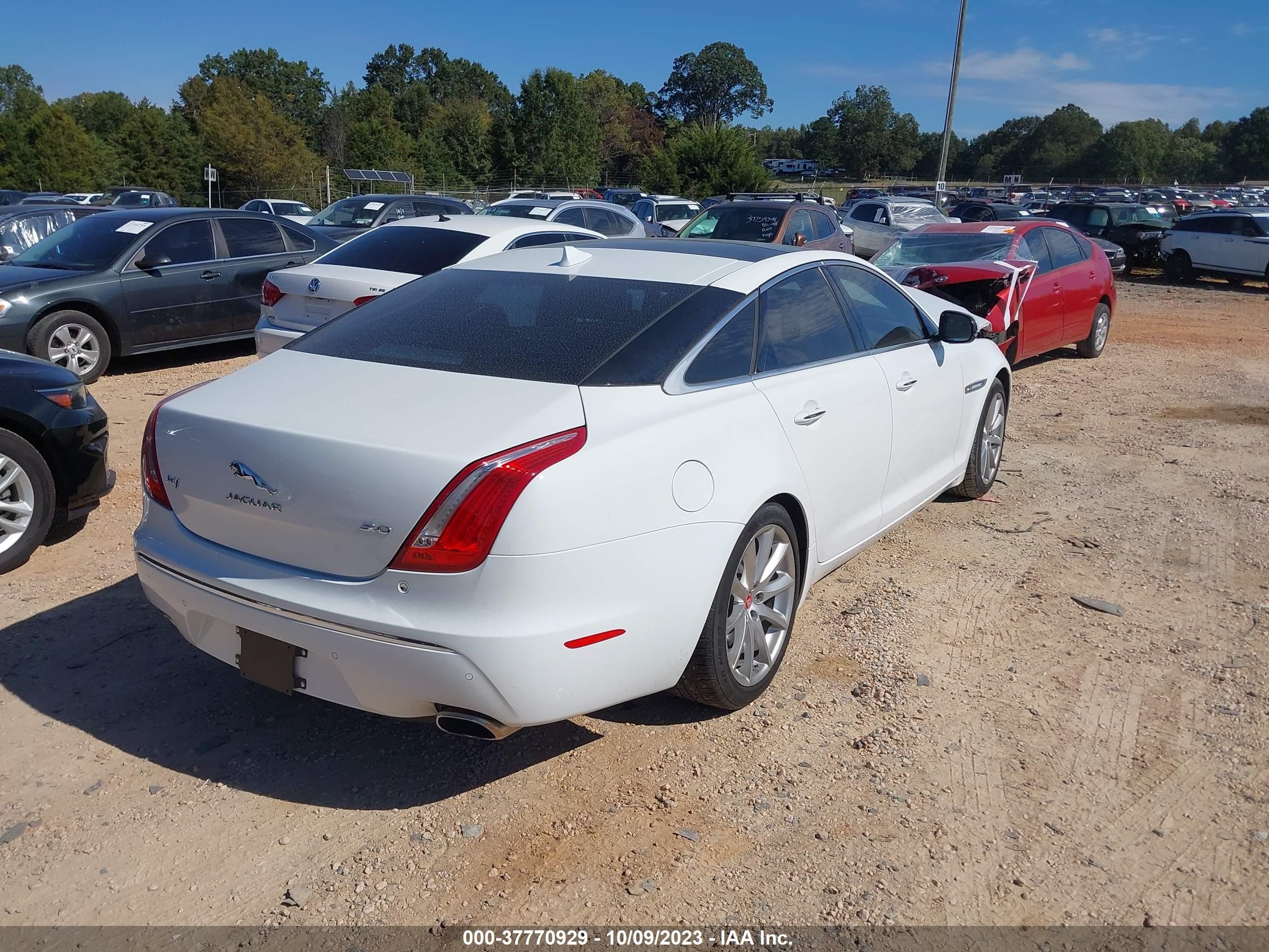 Photo 3 VIN: SAJWA1CZ9F8V82621 - JAGUAR XJ 