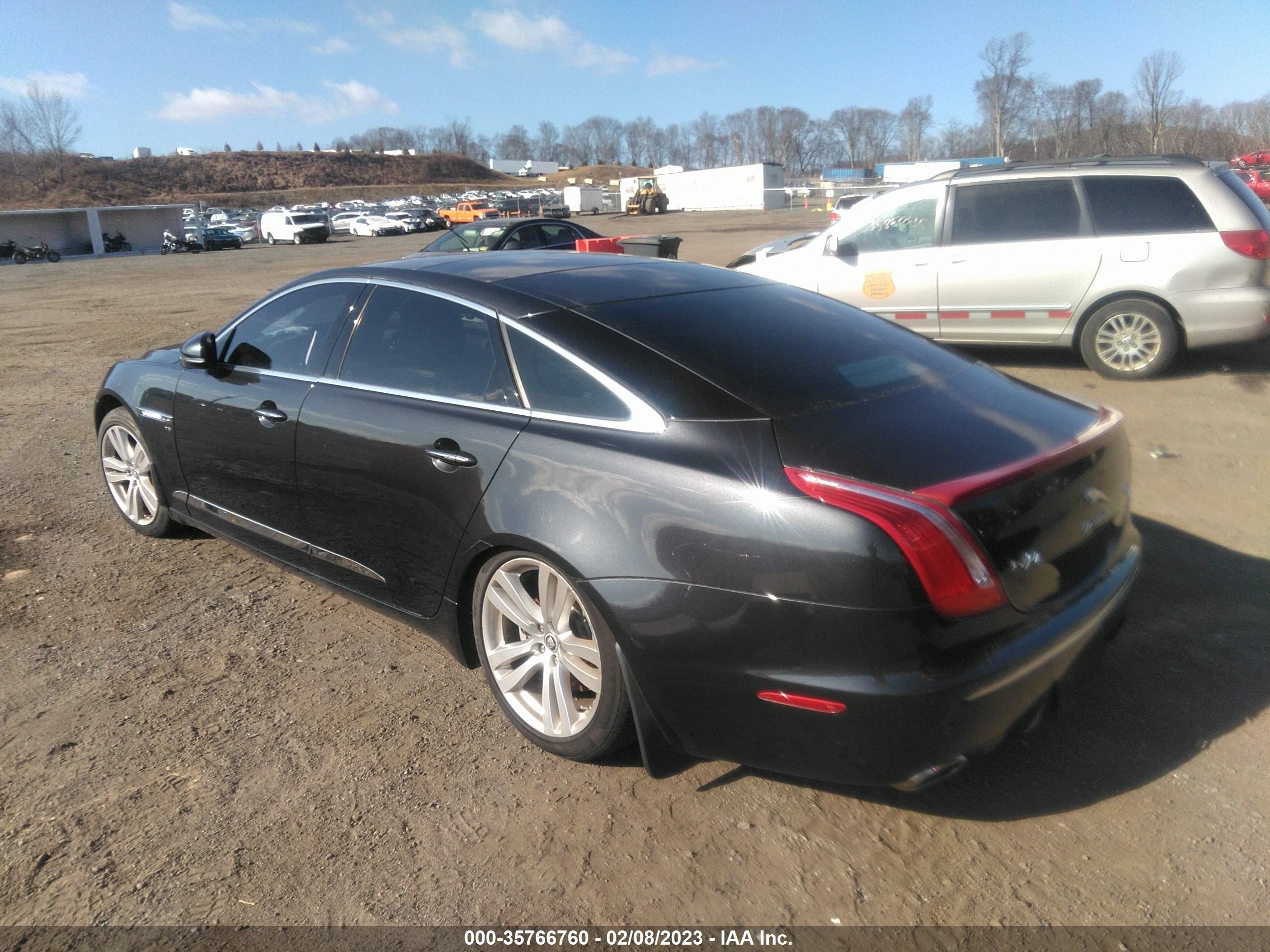 Photo 2 VIN: SAJWA2GB3BLV18004 - JAGUAR XJ 