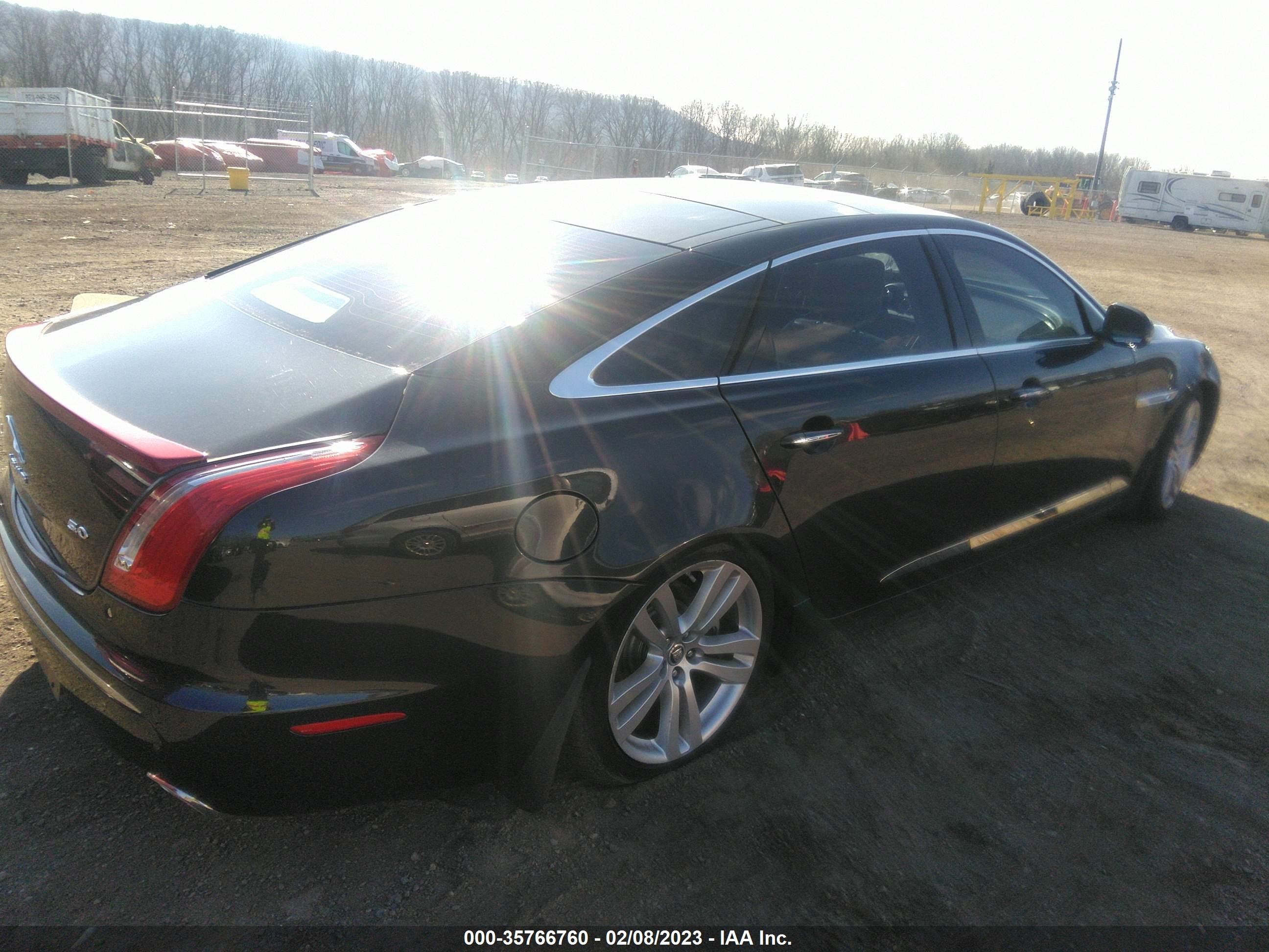 Photo 3 VIN: SAJWA2GB3BLV18004 - JAGUAR XJ 