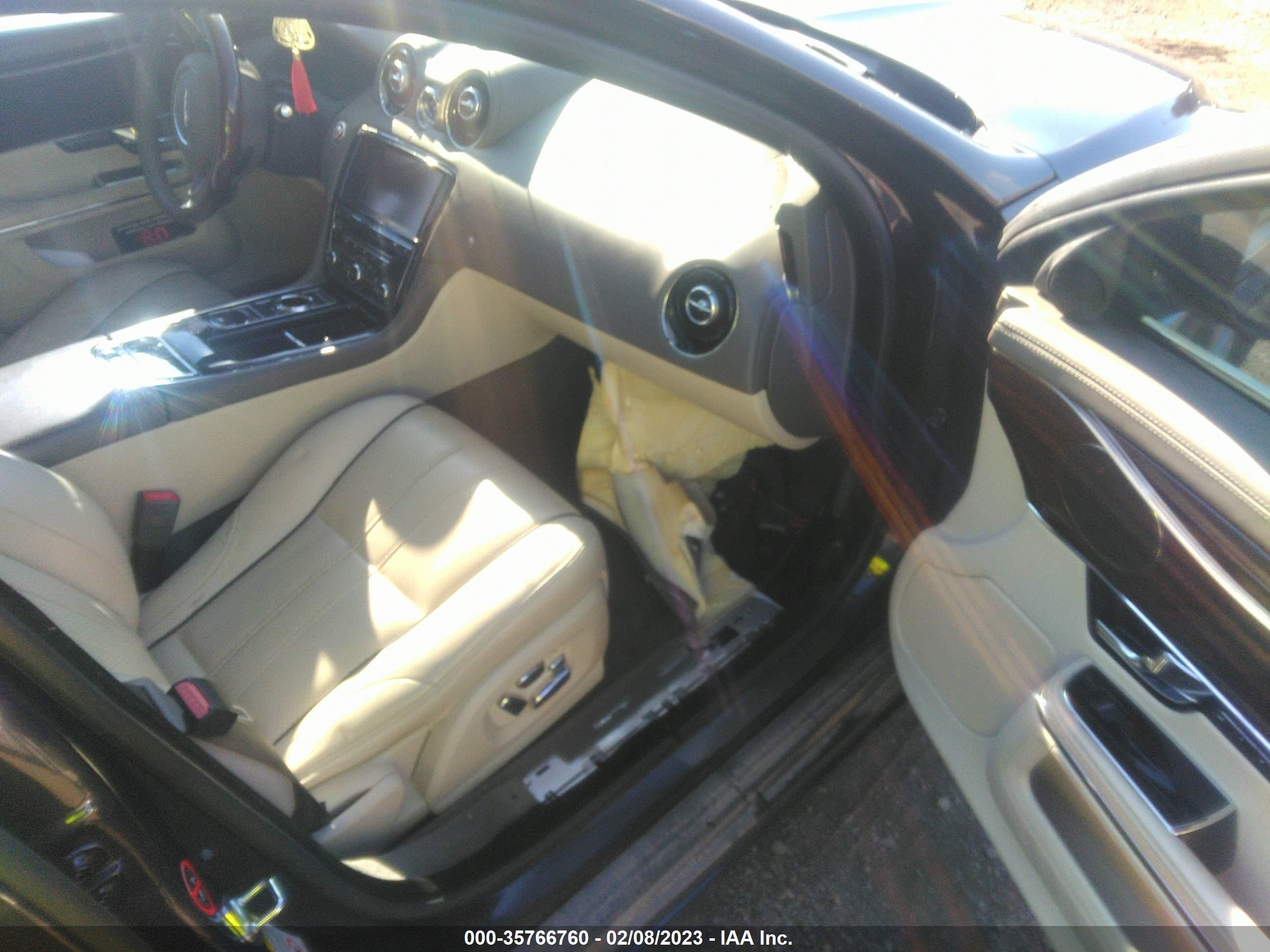 Photo 4 VIN: SAJWA2GB3BLV18004 - JAGUAR XJ 