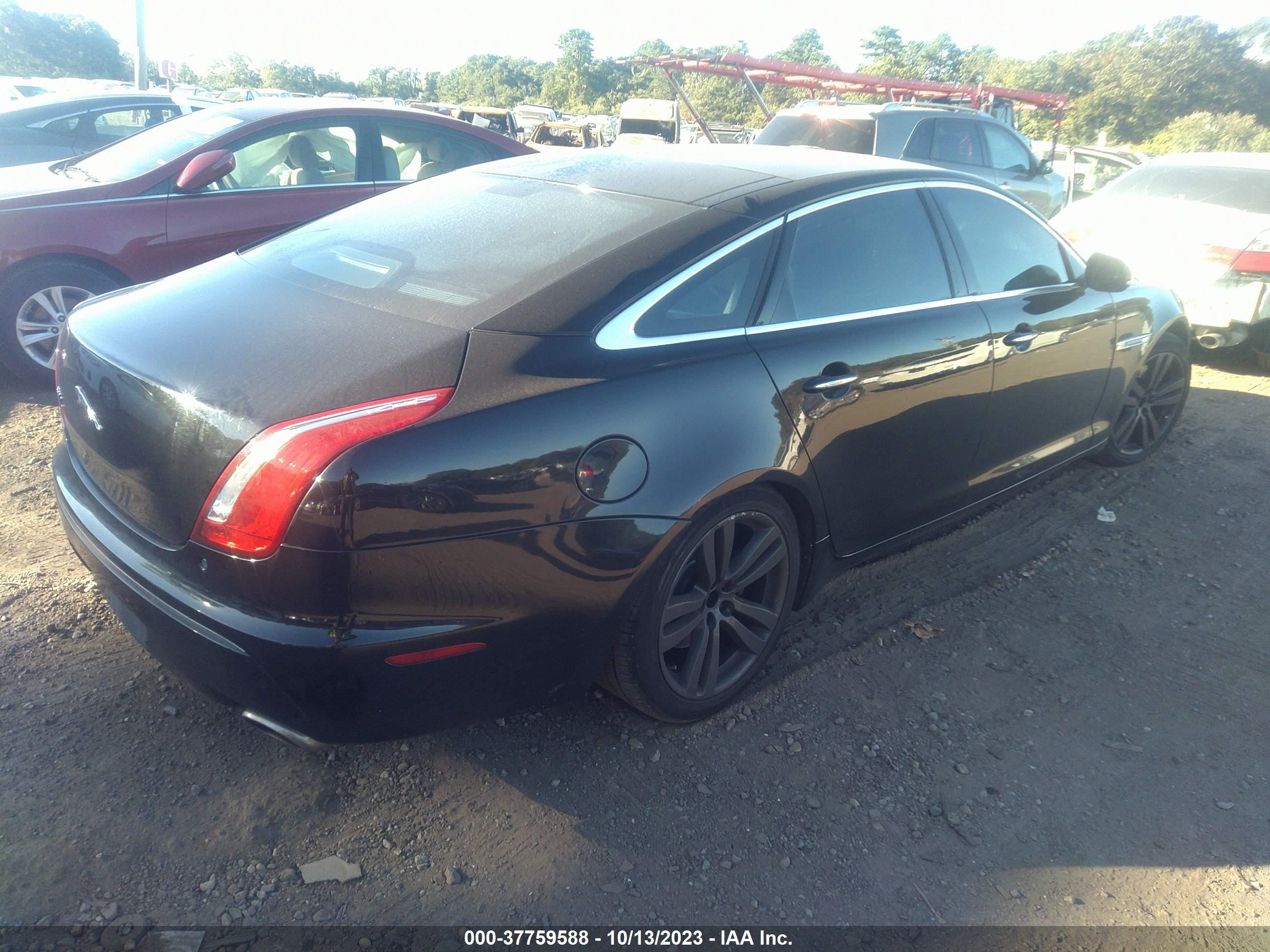 Photo 3 VIN: SAJWA2GB4BLV09974 - JAGUAR XJ 