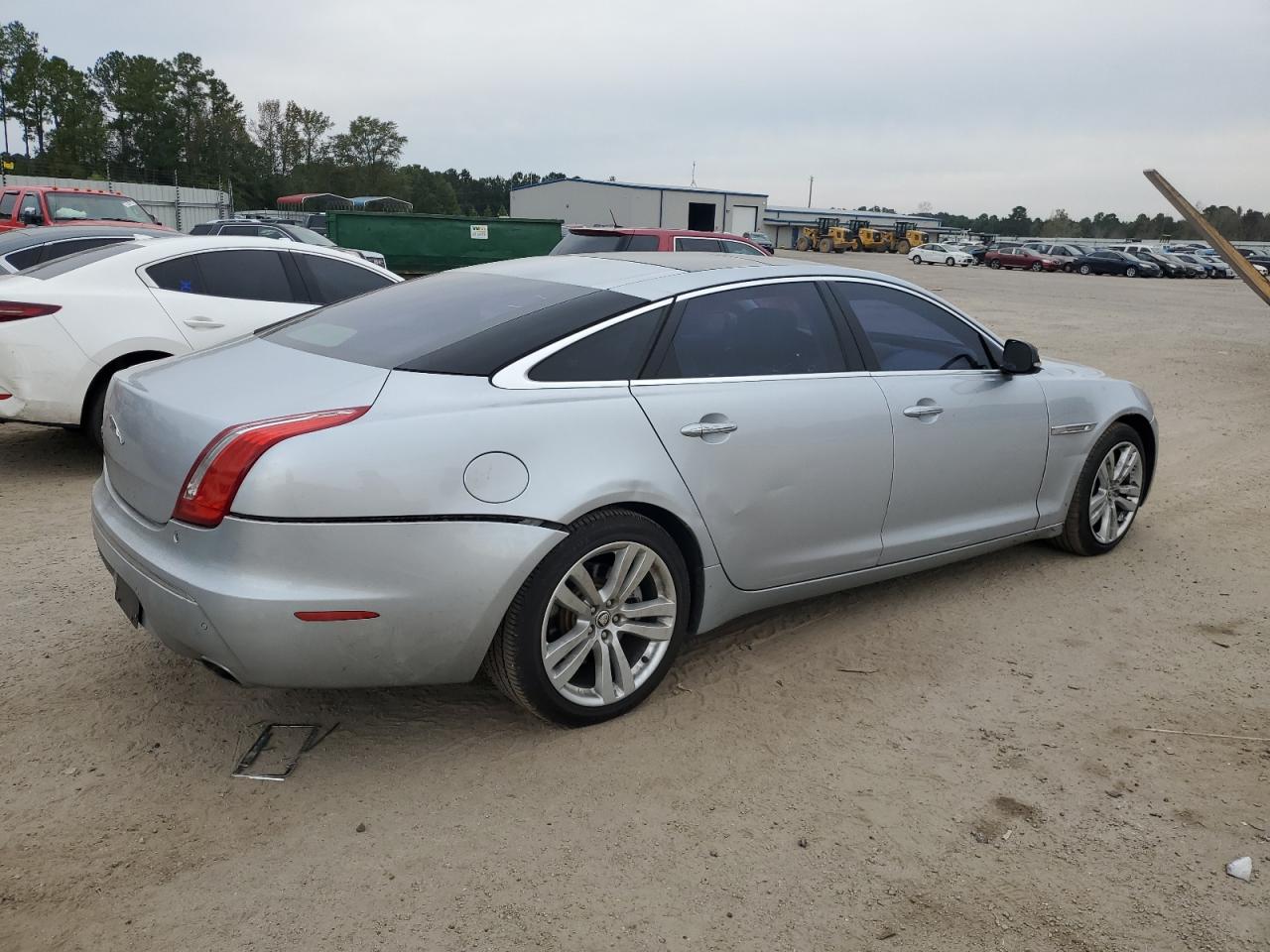 Photo 2 VIN: SAJWA2GB4BLV14754 - JAGUAR XJ 