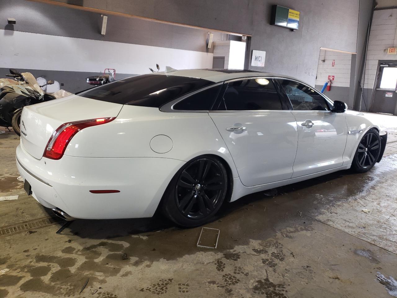 Photo 2 VIN: SAJWA2GB4DLV42475 - JAGUAR XJ 