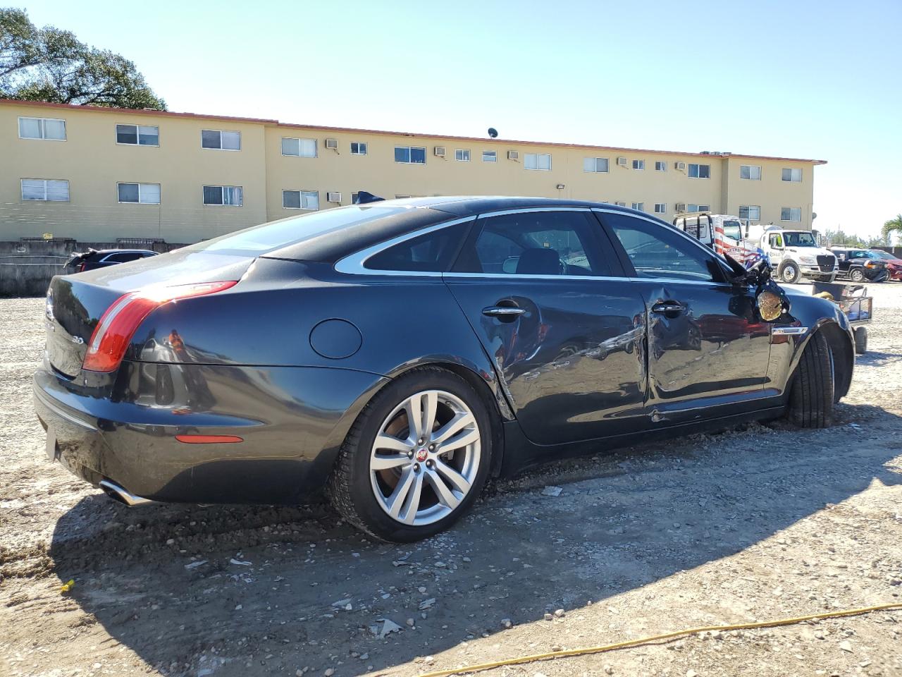 Photo 2 VIN: SAJWA2GZ0E8V72011 - JAGUAR XJ 