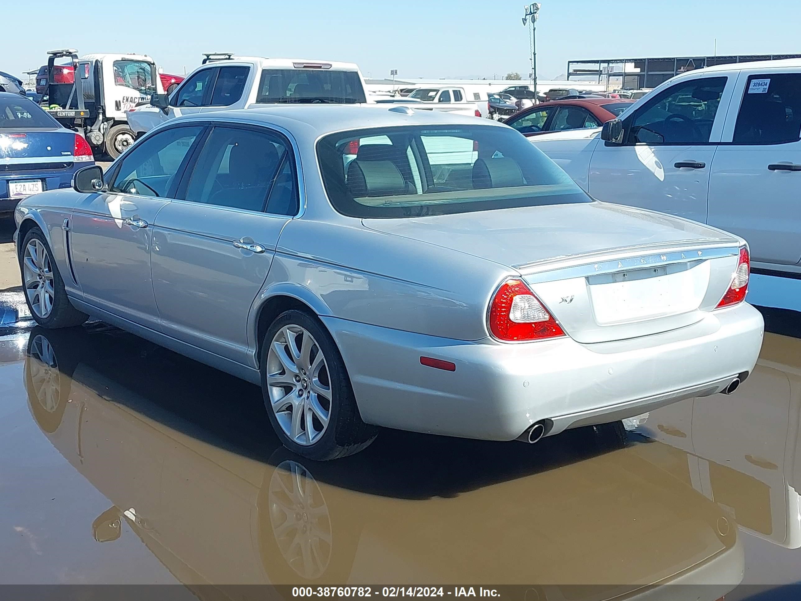 Photo 2 VIN: SAJWA79BX8SH29339 - JAGUAR XJ 