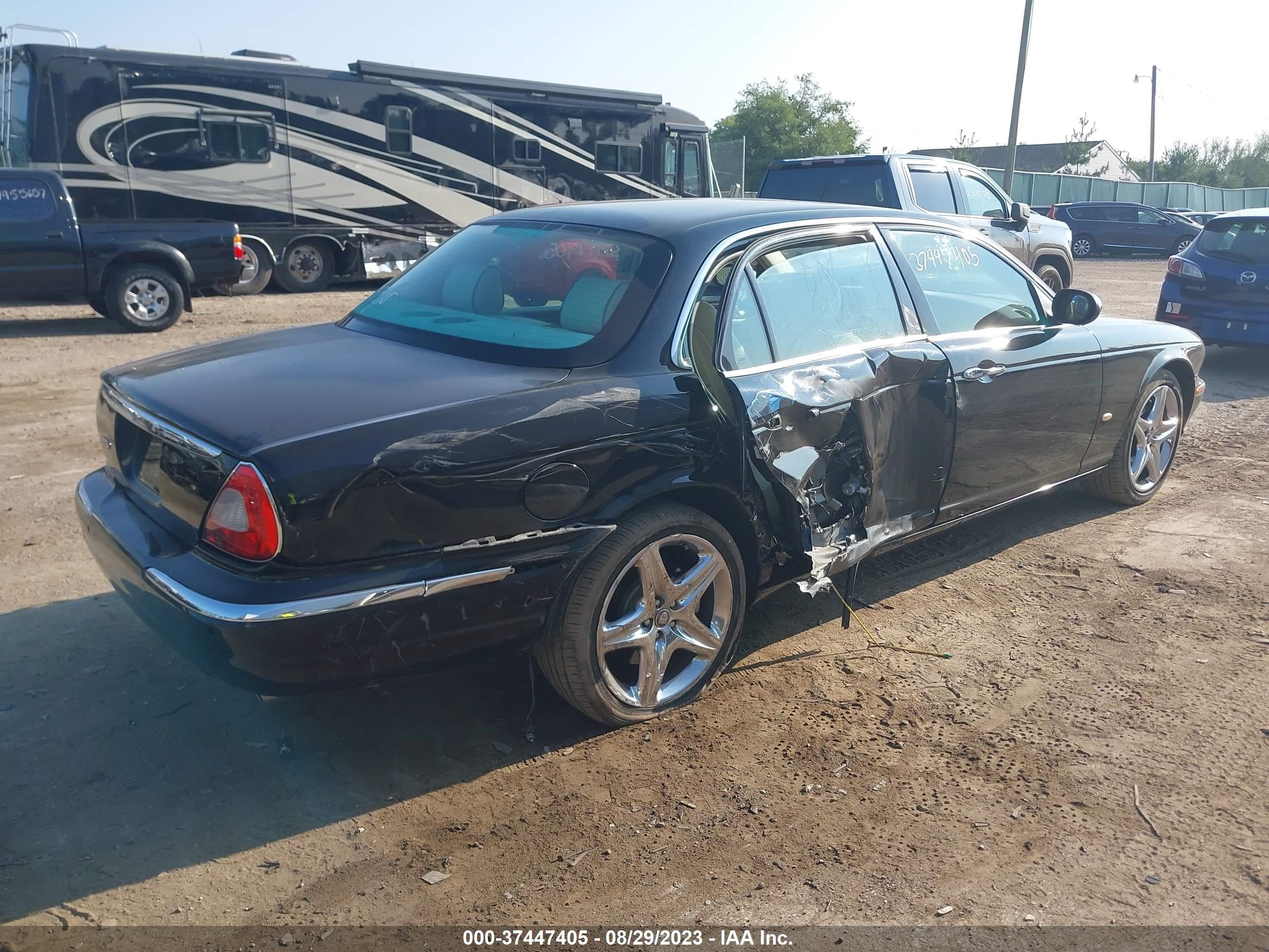 Photo 3 VIN: SAJWA82BX6SG49701 - JAGUAR XJ 