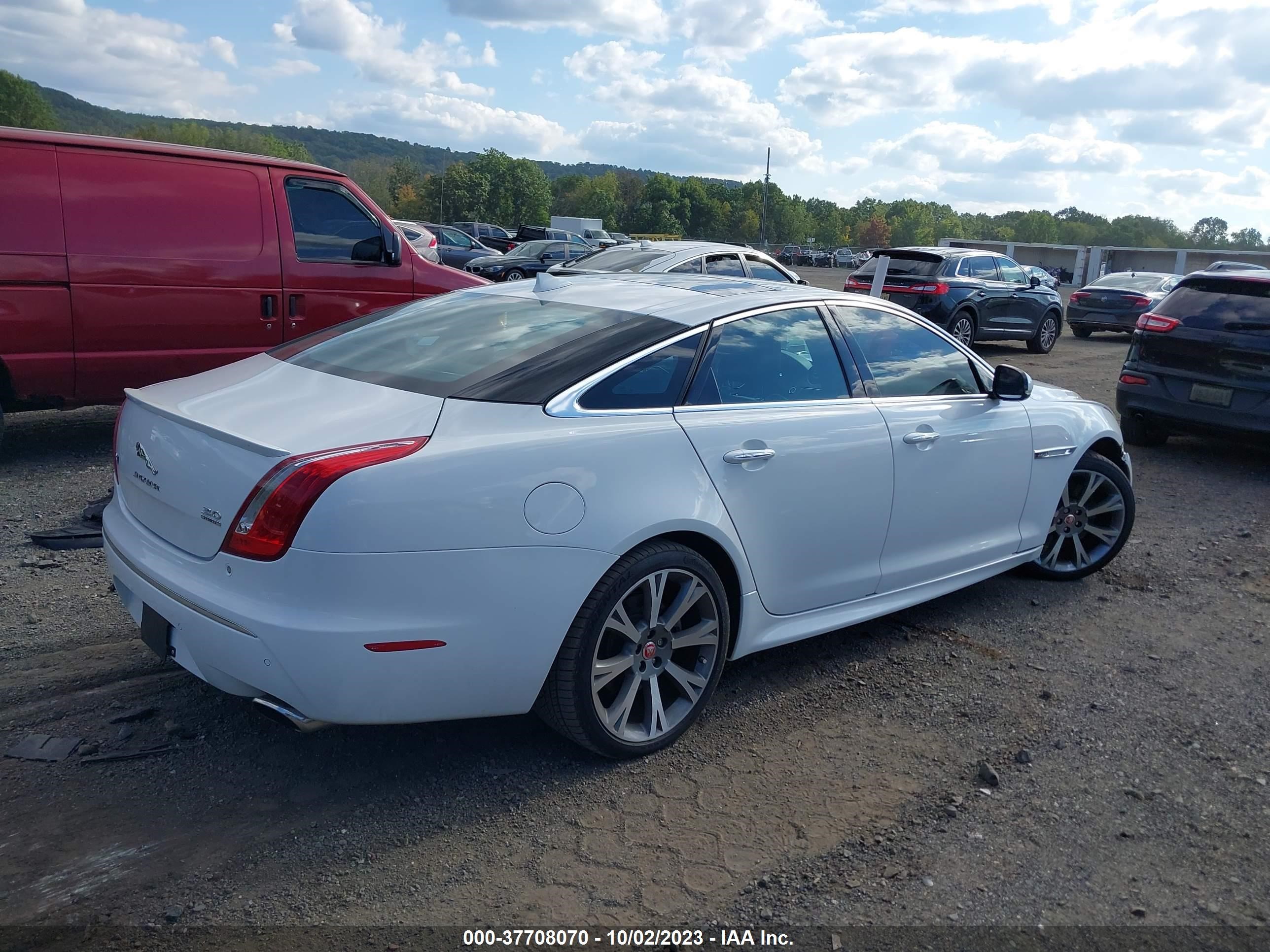 Photo 3 VIN: SAJWJ1CD6F8V89126 - JAGUAR XJ 