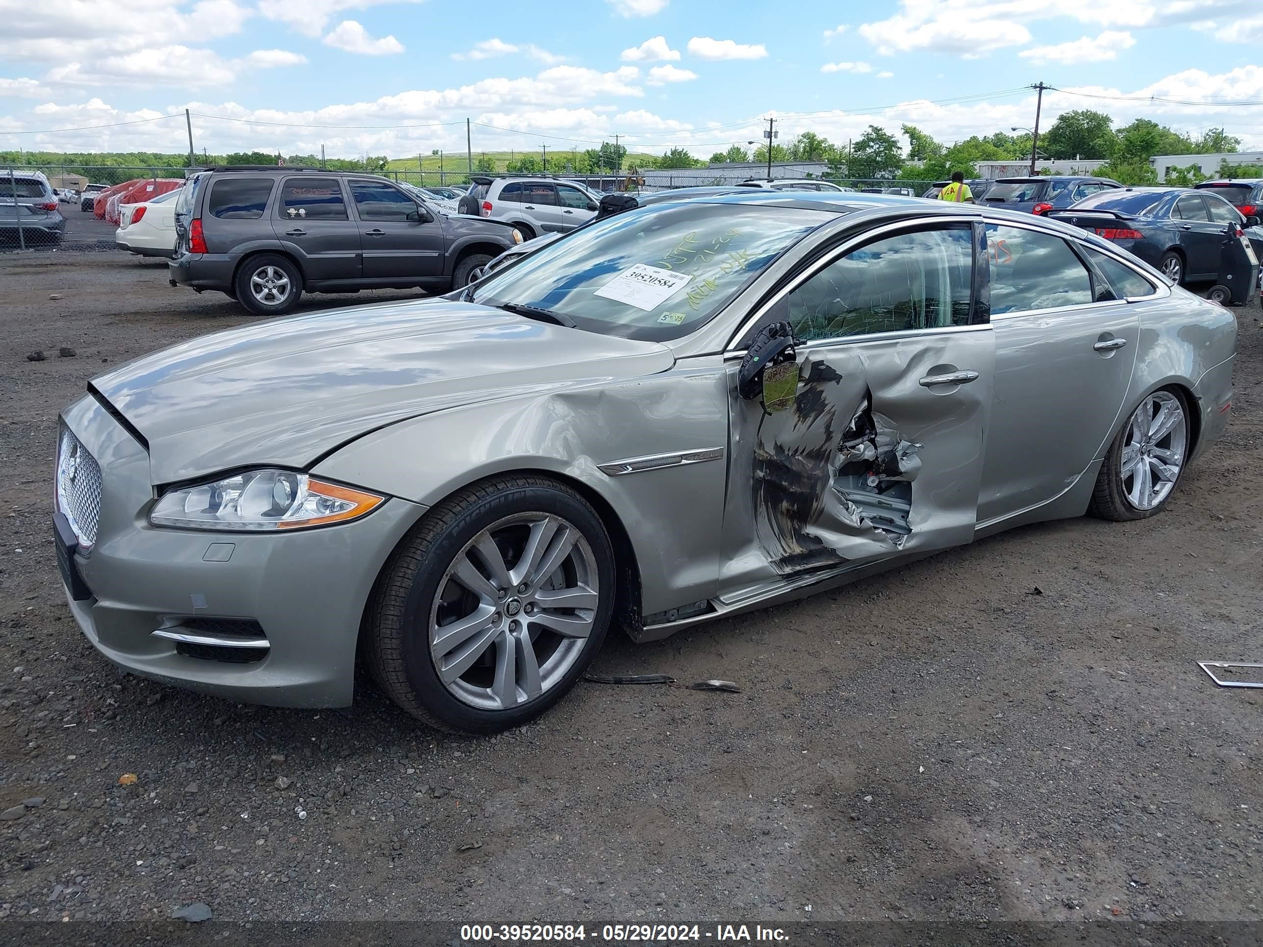 Photo 1 VIN: SAJWJ2GD1D8V57052 - JAGUAR XJ 