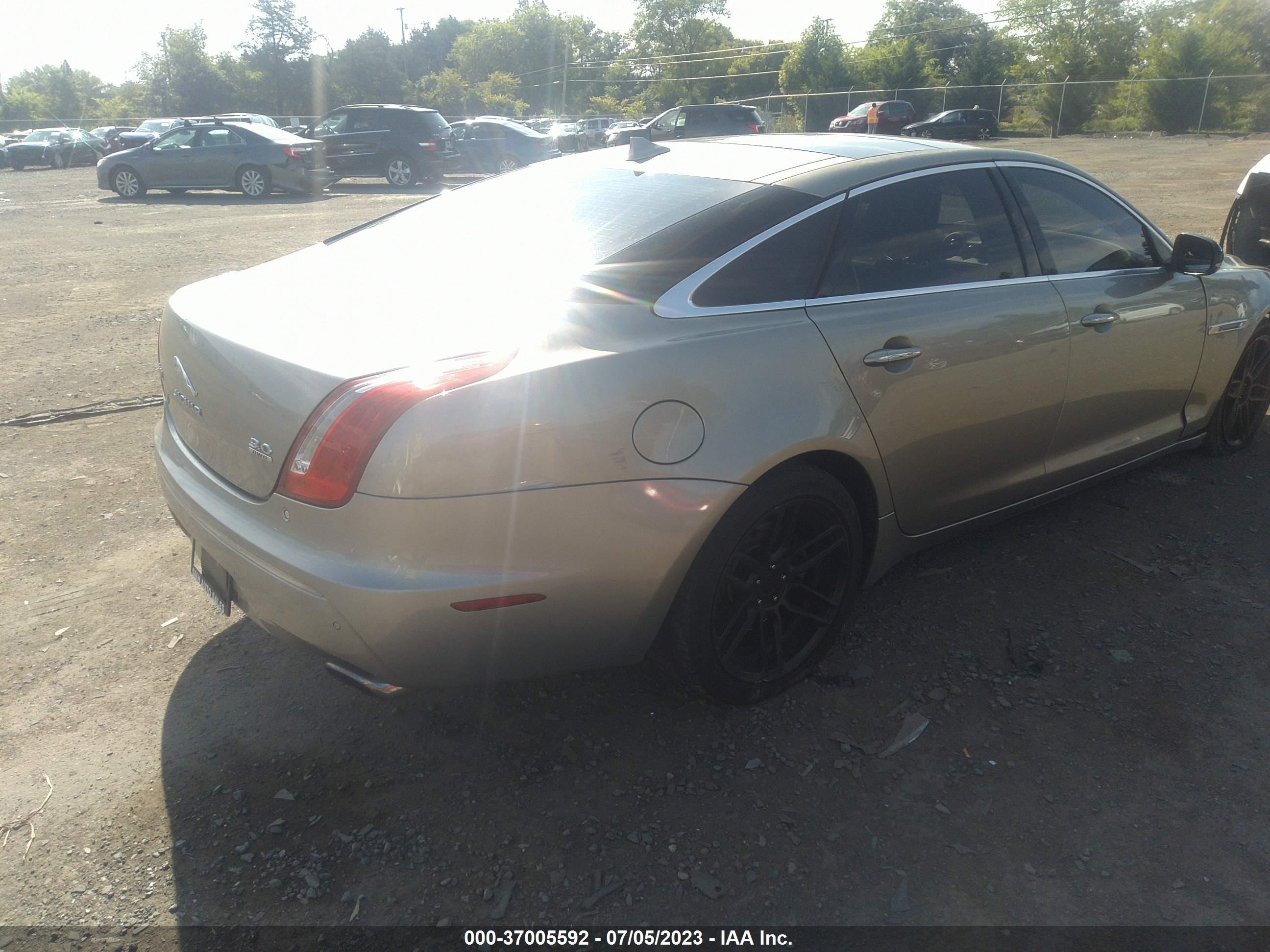 Photo 3 VIN: SAJWJ2GD9E8V61688 - JAGUAR XJ 