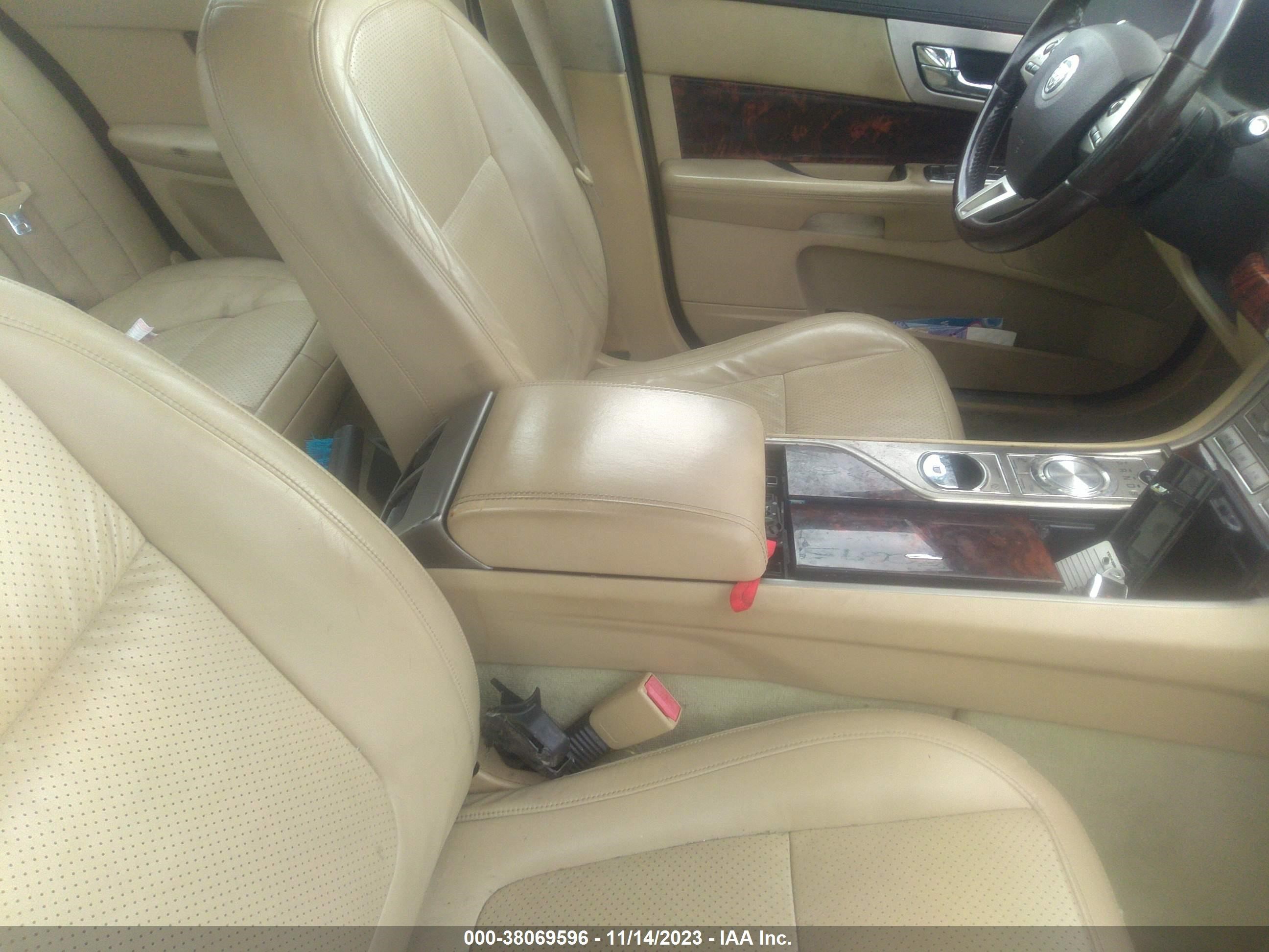 Photo 4 VIN: SAJXA06B09HR29173 - JAGUAR XF 