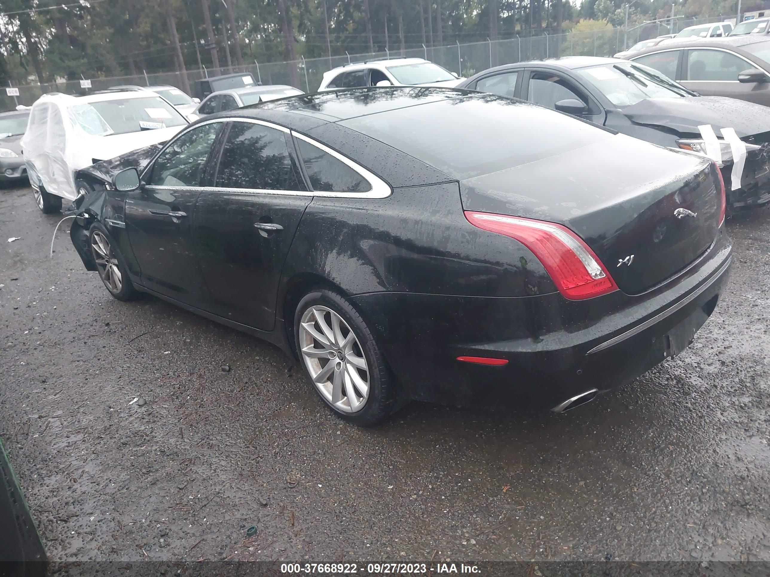 Photo 2 VIN: SAJXA1CB1CLV39343 - JAGUAR XJ 