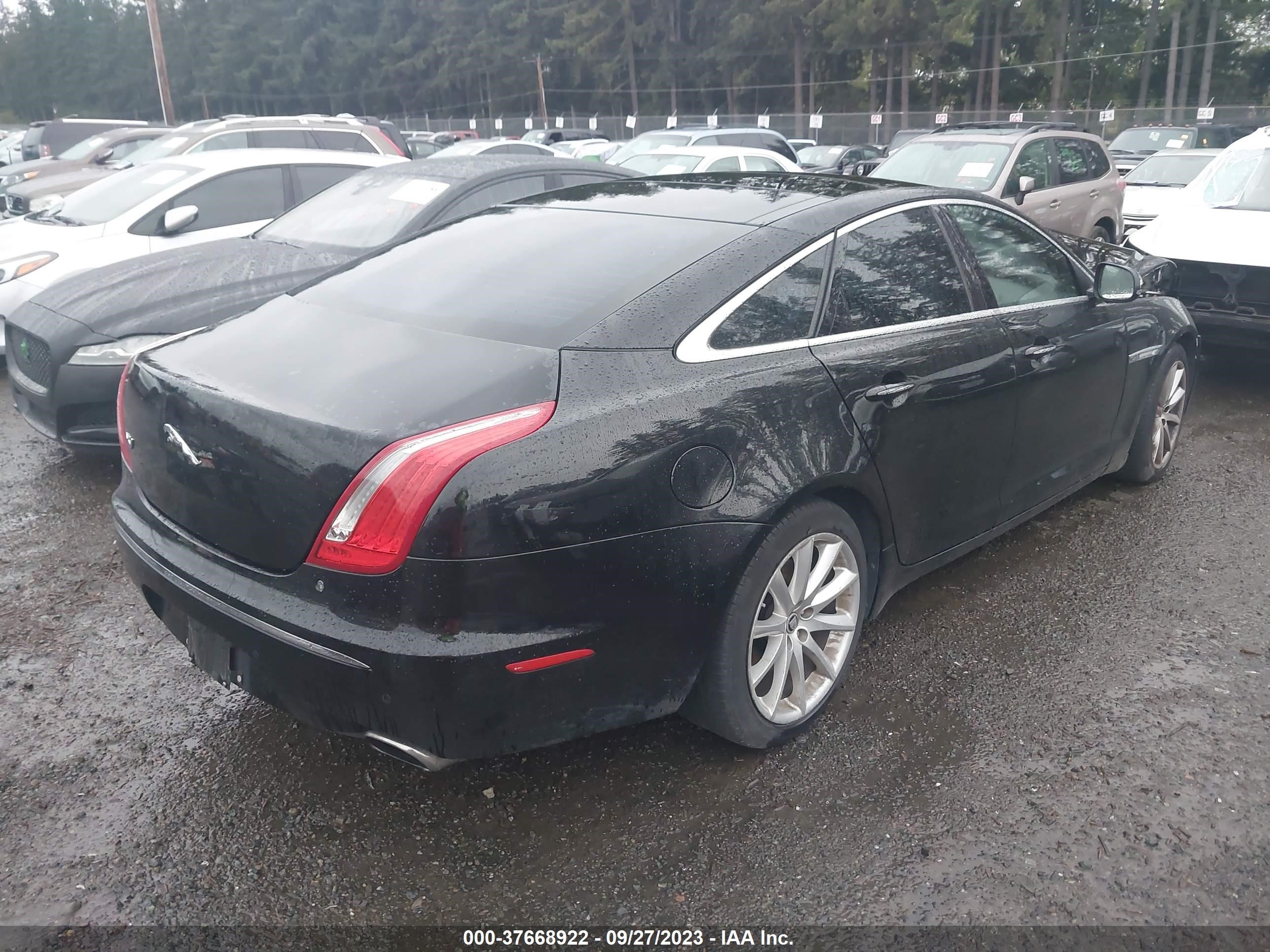 Photo 3 VIN: SAJXA1CB1CLV39343 - JAGUAR XJ 