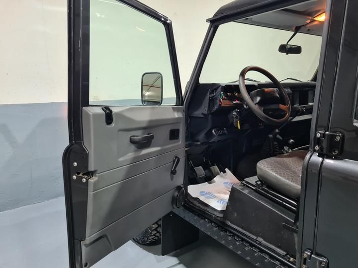 Photo 18 VIN: SALLDHM582A631530 - LAND ROVER DEFENDER 110 4X4 (FOUR WHEEL DRIVE). 