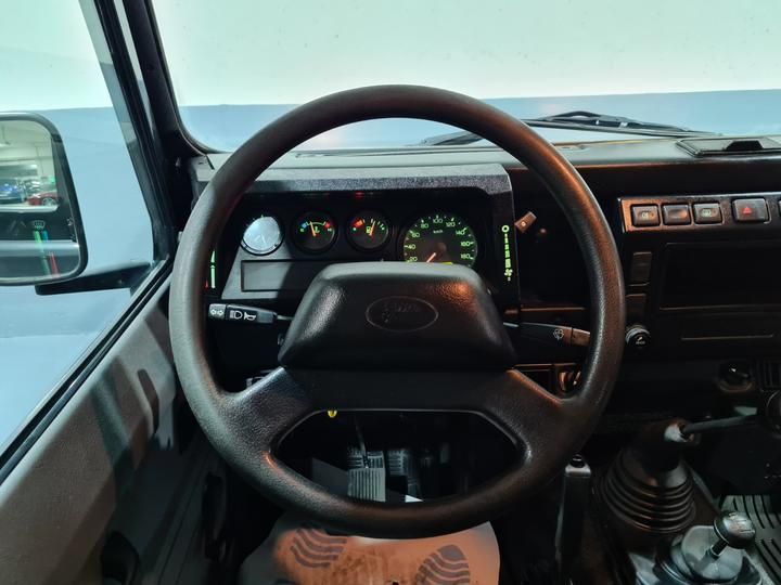 Photo 13 VIN: SALLDHM582A631530 - LAND ROVER DEFENDER 110 4X4 (FOUR WHEEL DRIVE). 