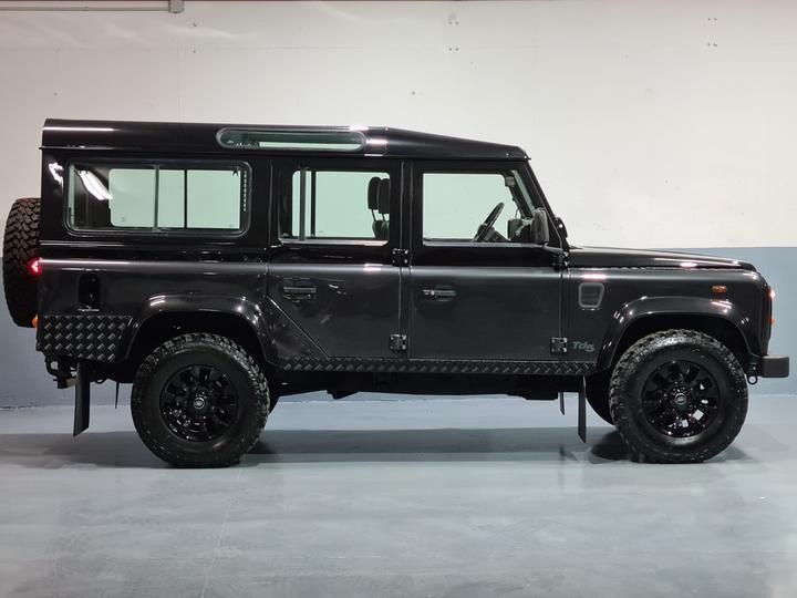 Photo 4 VIN: SALLDHM582A631530 - LAND ROVER DEFENDER 110 4X4 (FOUR WHEEL DRIVE). 