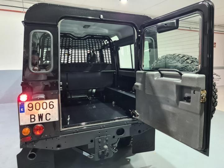 Photo 20 VIN: SALLDHM582A631530 - LAND ROVER DEFENDER 110 4X4 (FOUR WHEEL DRIVE). 