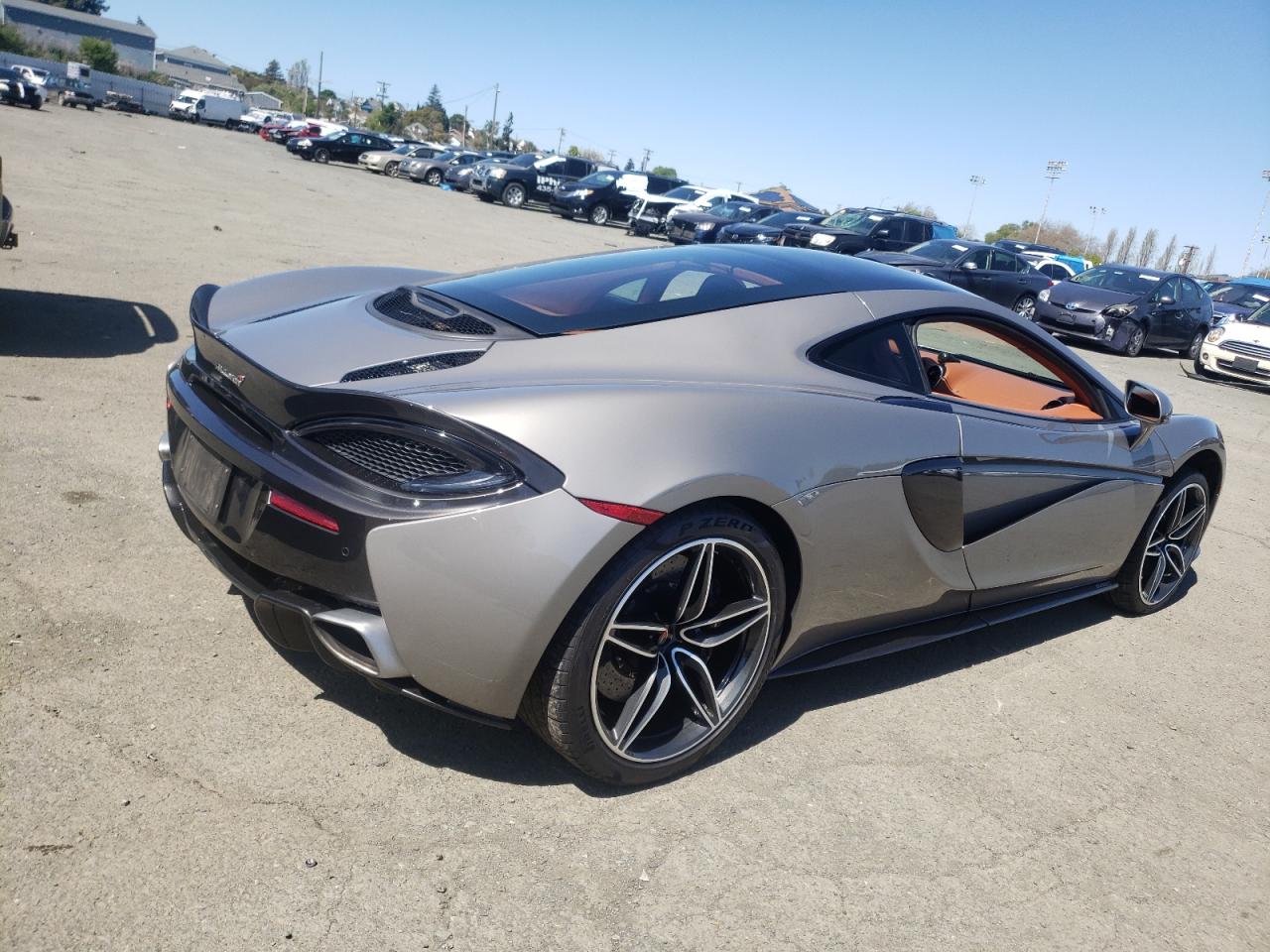 Photo 2 VIN: SBM13GAA1HW003064 - MCLAREN 570GT 