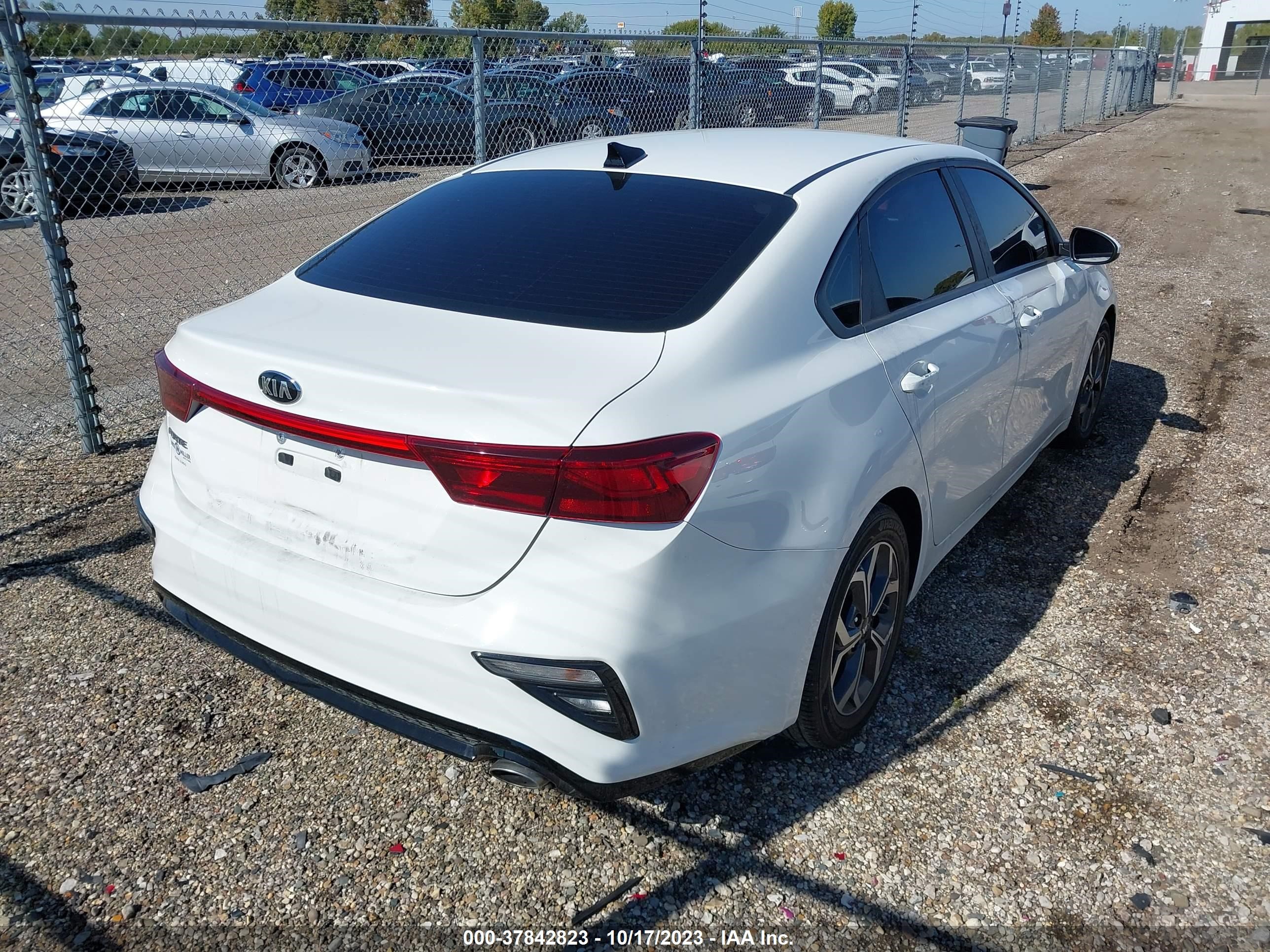 Photo 3 VIN: SHHFK7H57HU227291 - KIA FORTE 