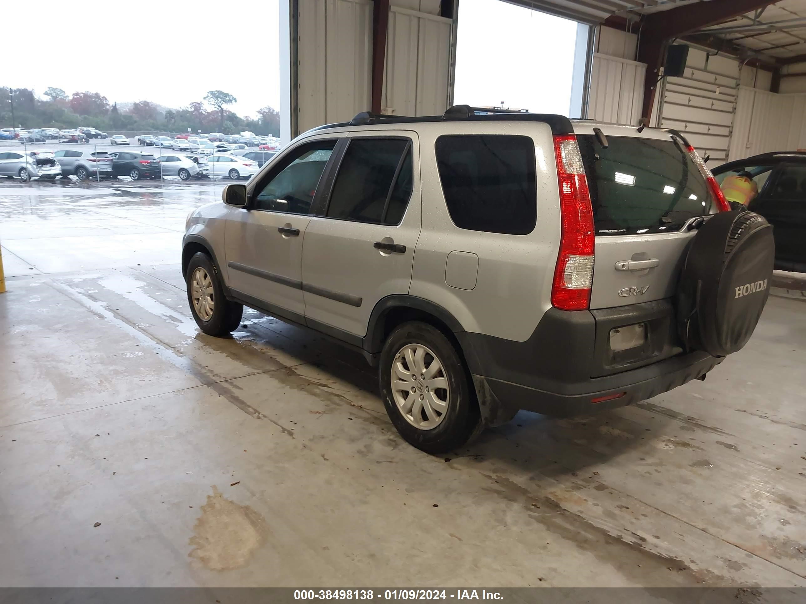 Photo 2 VIN: SHSRD788X5U324685 - HONDA CR-V 