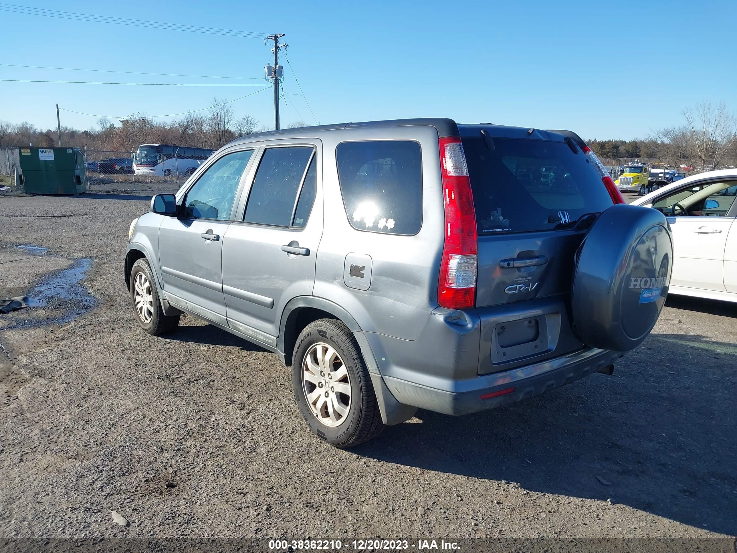 Photo 2 VIN: SHSRD789X5U305773 - HONDA CR-V 