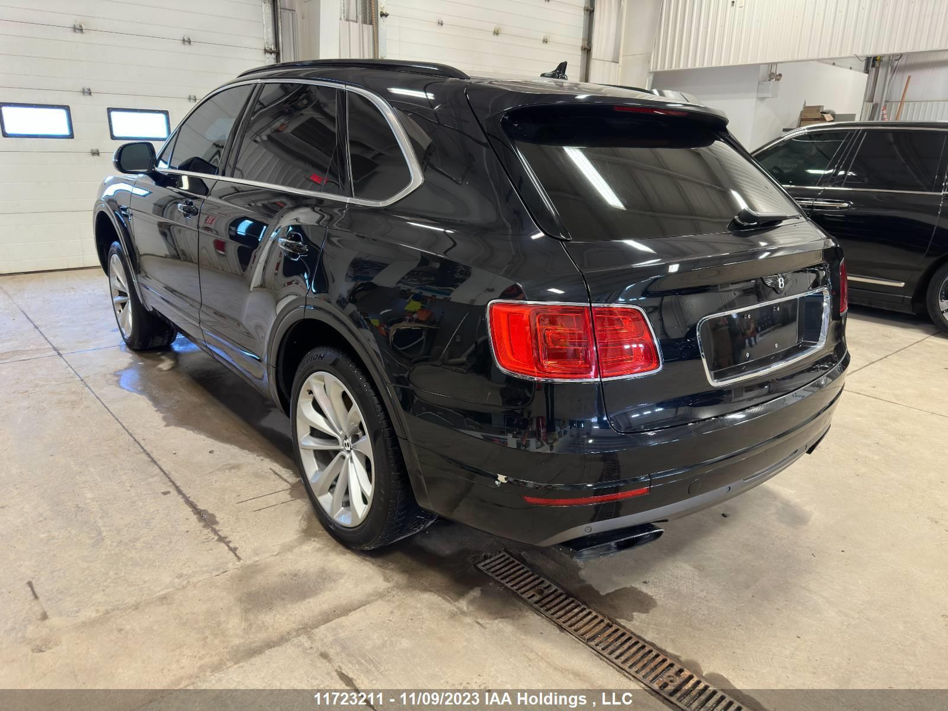 Photo 4 VIN: SJAAC2ZV4HC014811 - BENTLEY BENTAYGA 