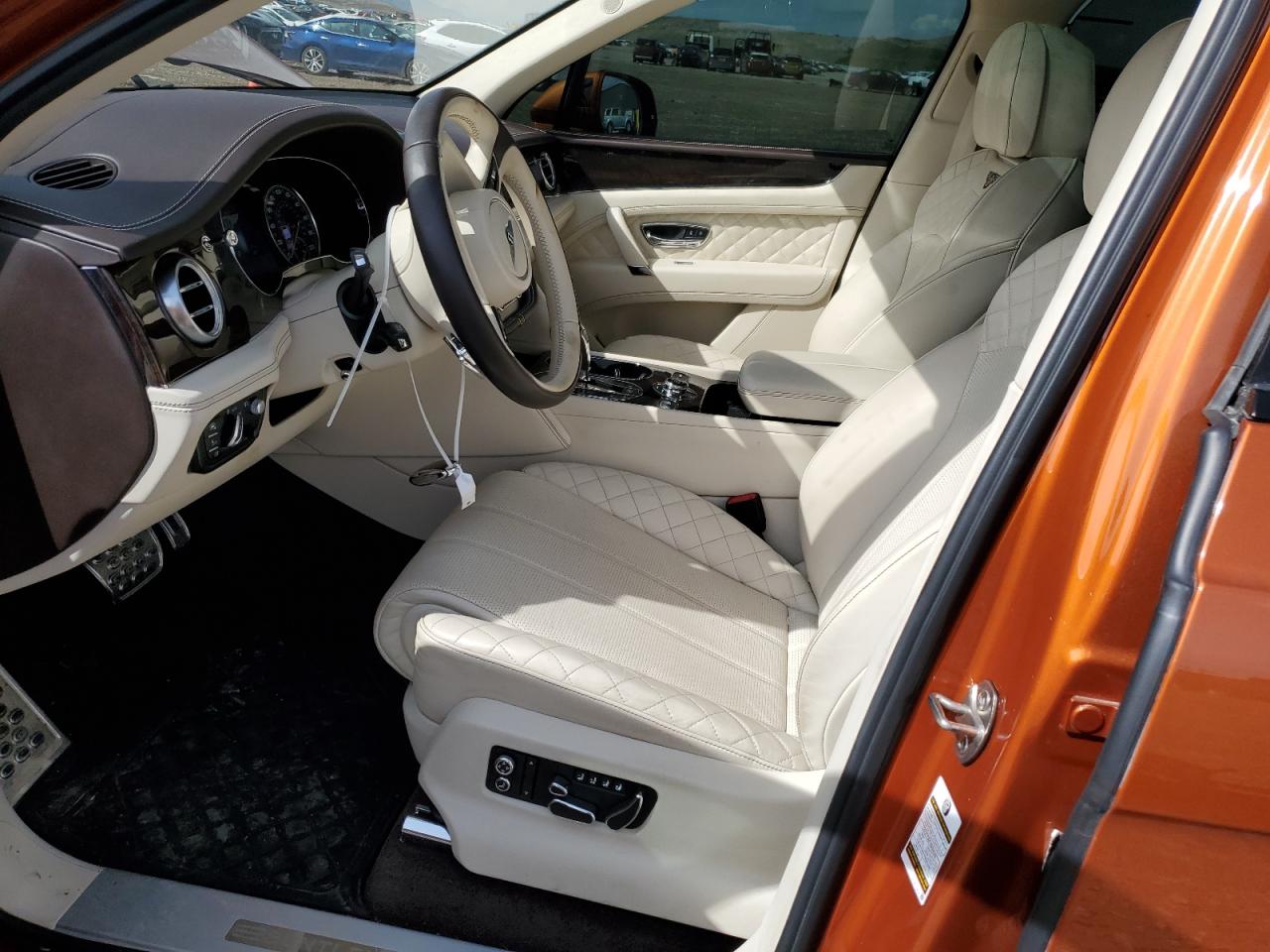 Photo 6 VIN: SJAAC2ZV7HC014060 - BENTLEY BENTAYGA 