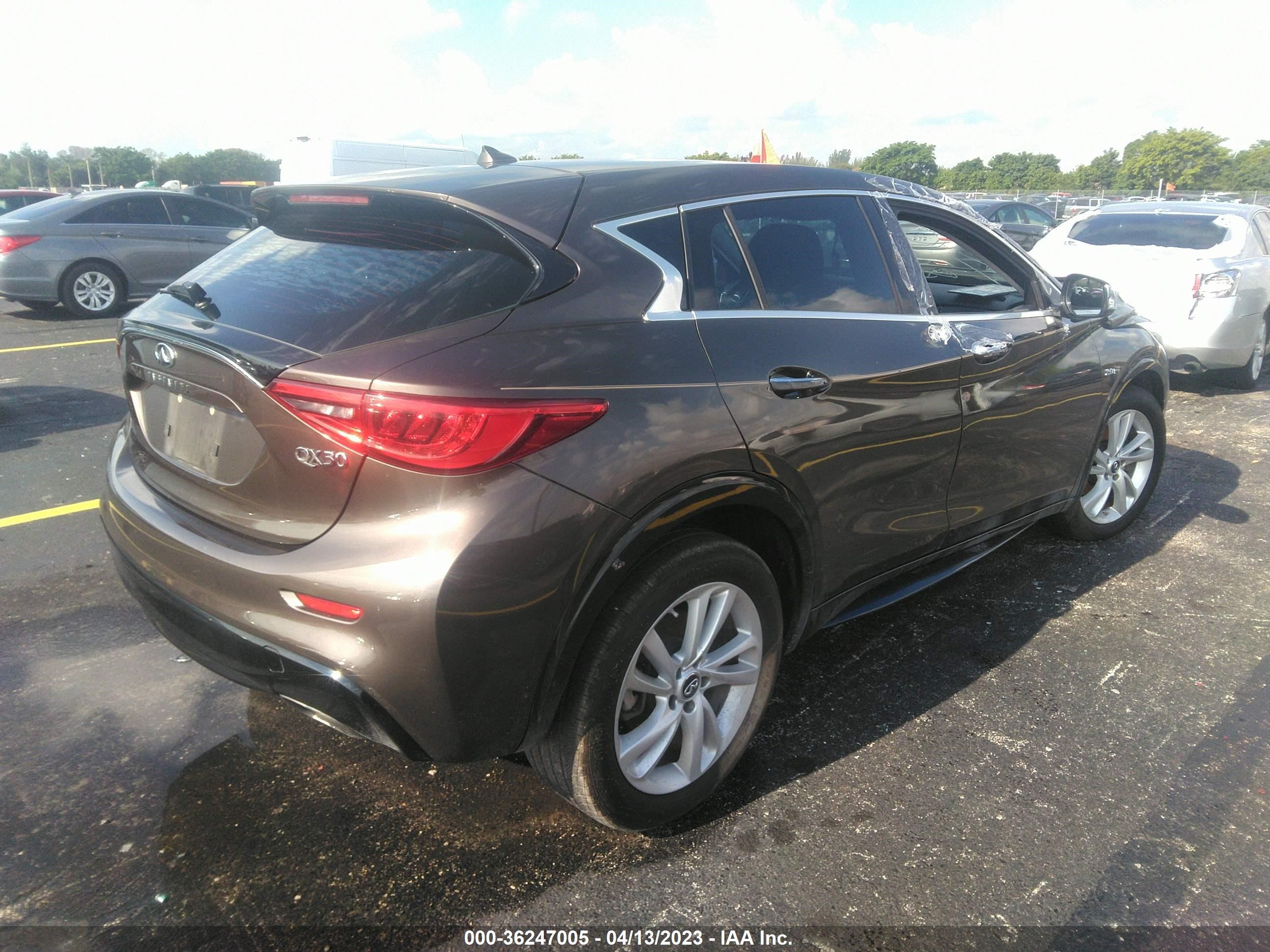 Photo 3 VIN: SJKCH5CP0JA040731 - INFINITI QX30 