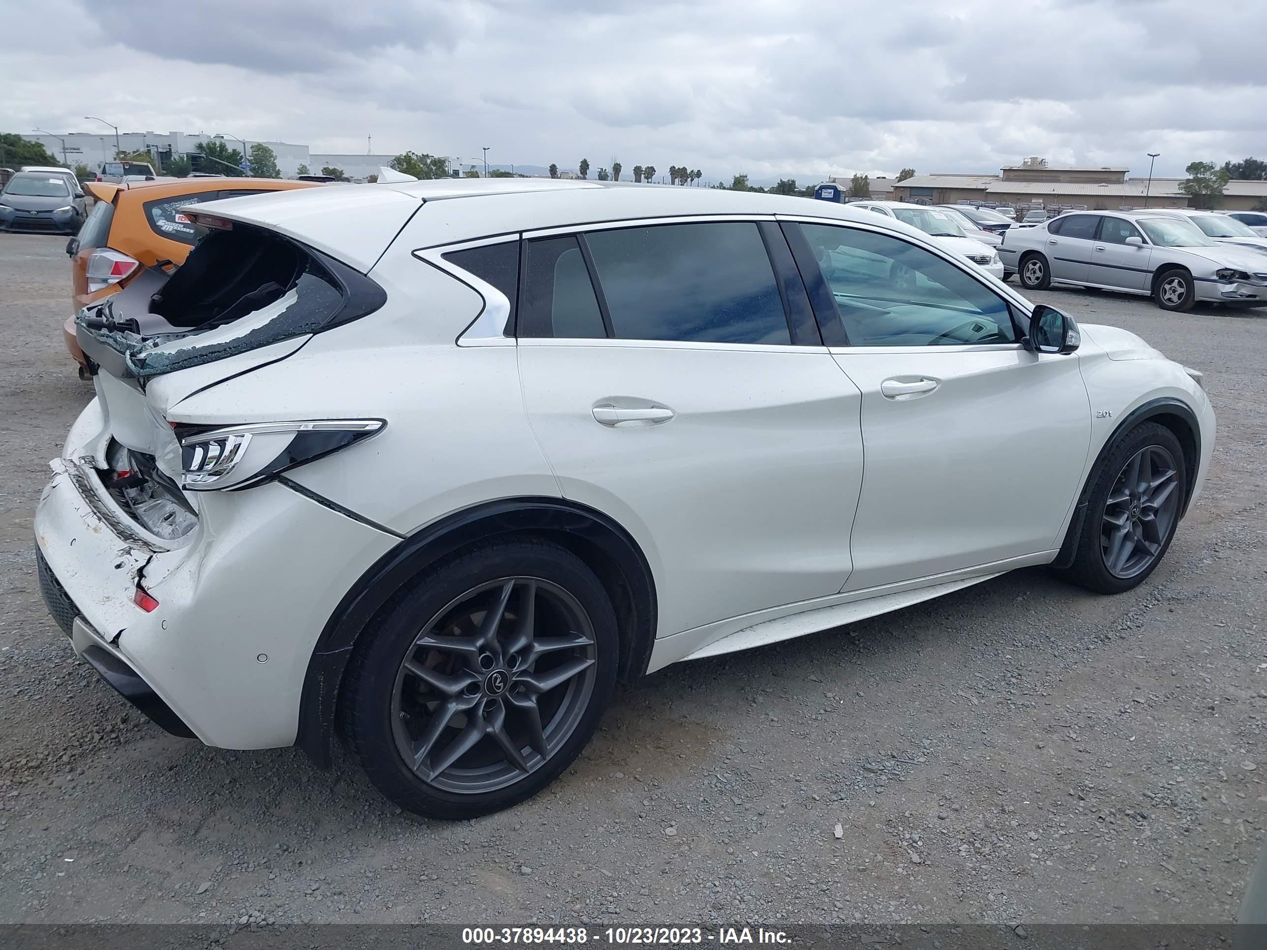 Photo 12 VIN: SJKCH5CP2JA050905 - INFINITI QX30 