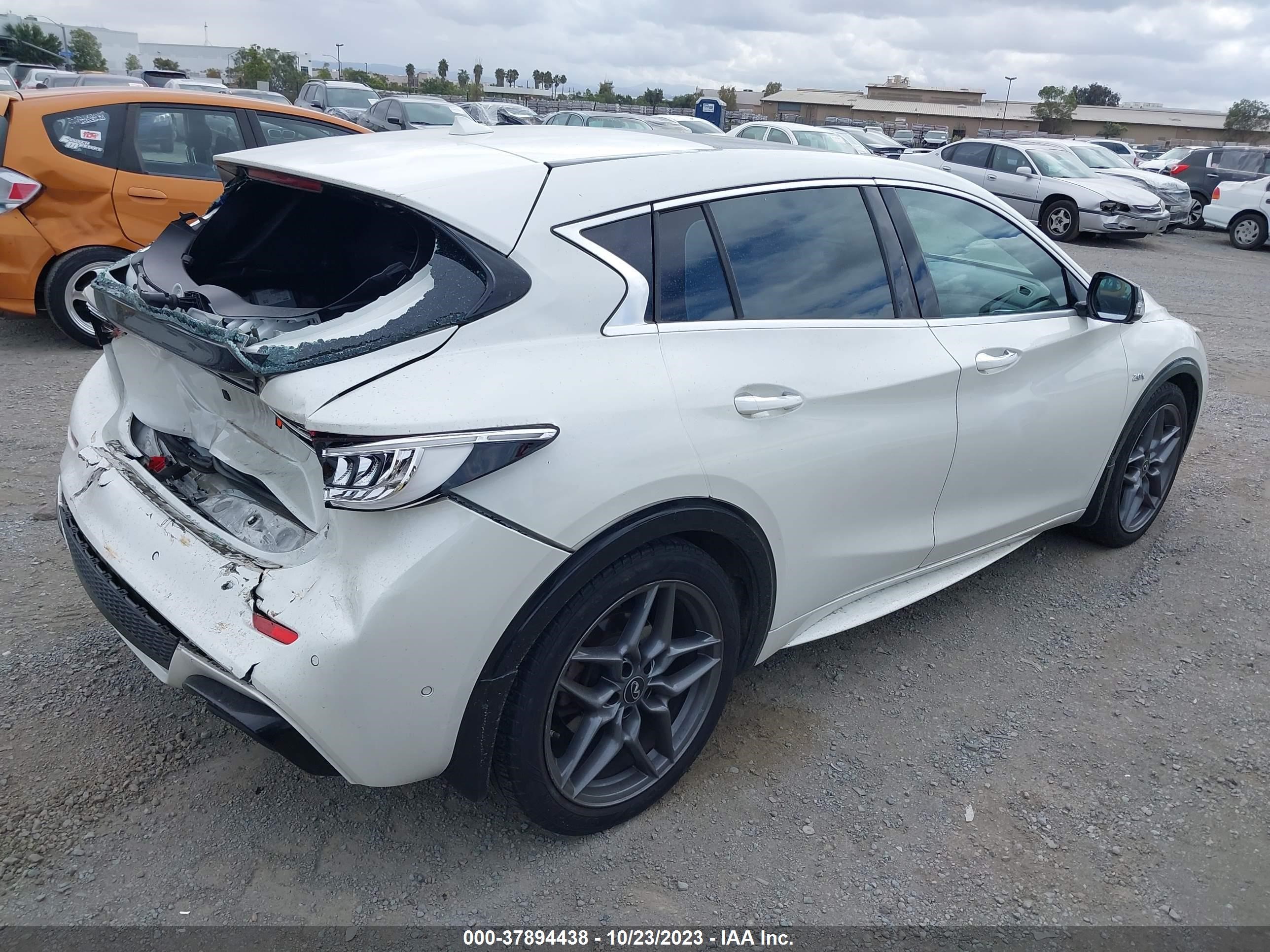 Photo 3 VIN: SJKCH5CP2JA050905 - INFINITI QX30 