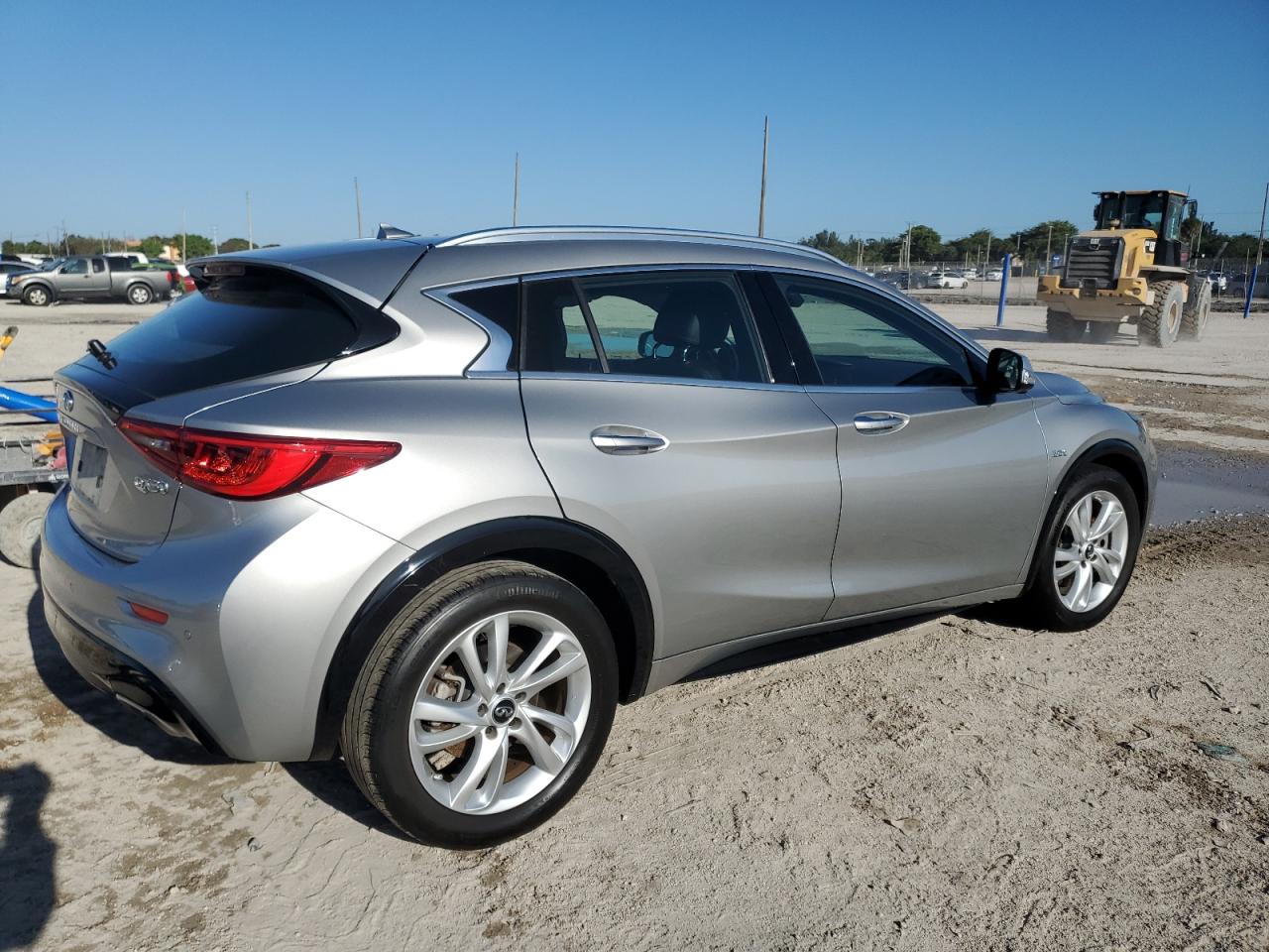 Photo 2 VIN: SJKCH5CP3KA010348 - INFINITI QX30 