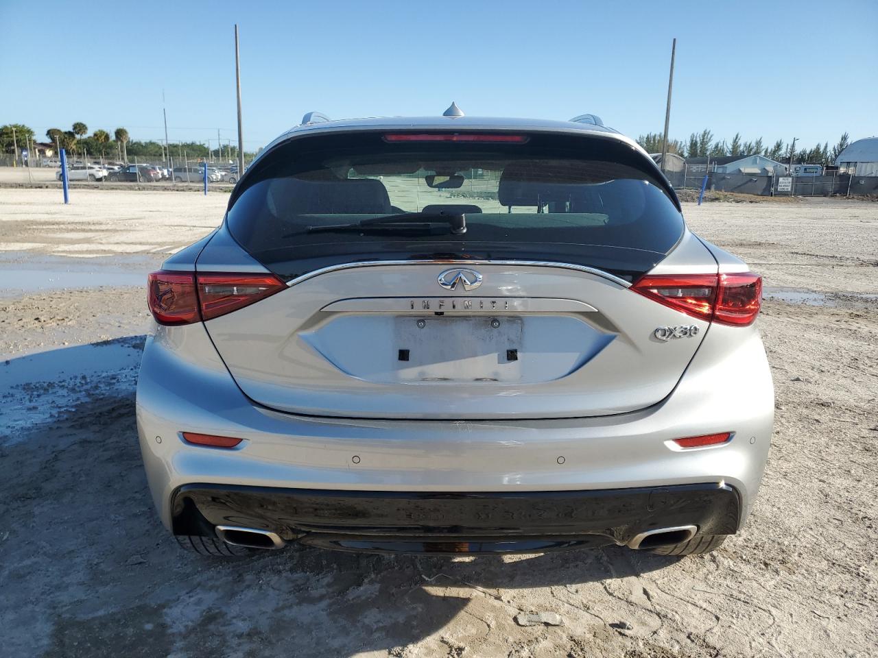 Photo 5 VIN: SJKCH5CP3KA010348 - INFINITI QX30 